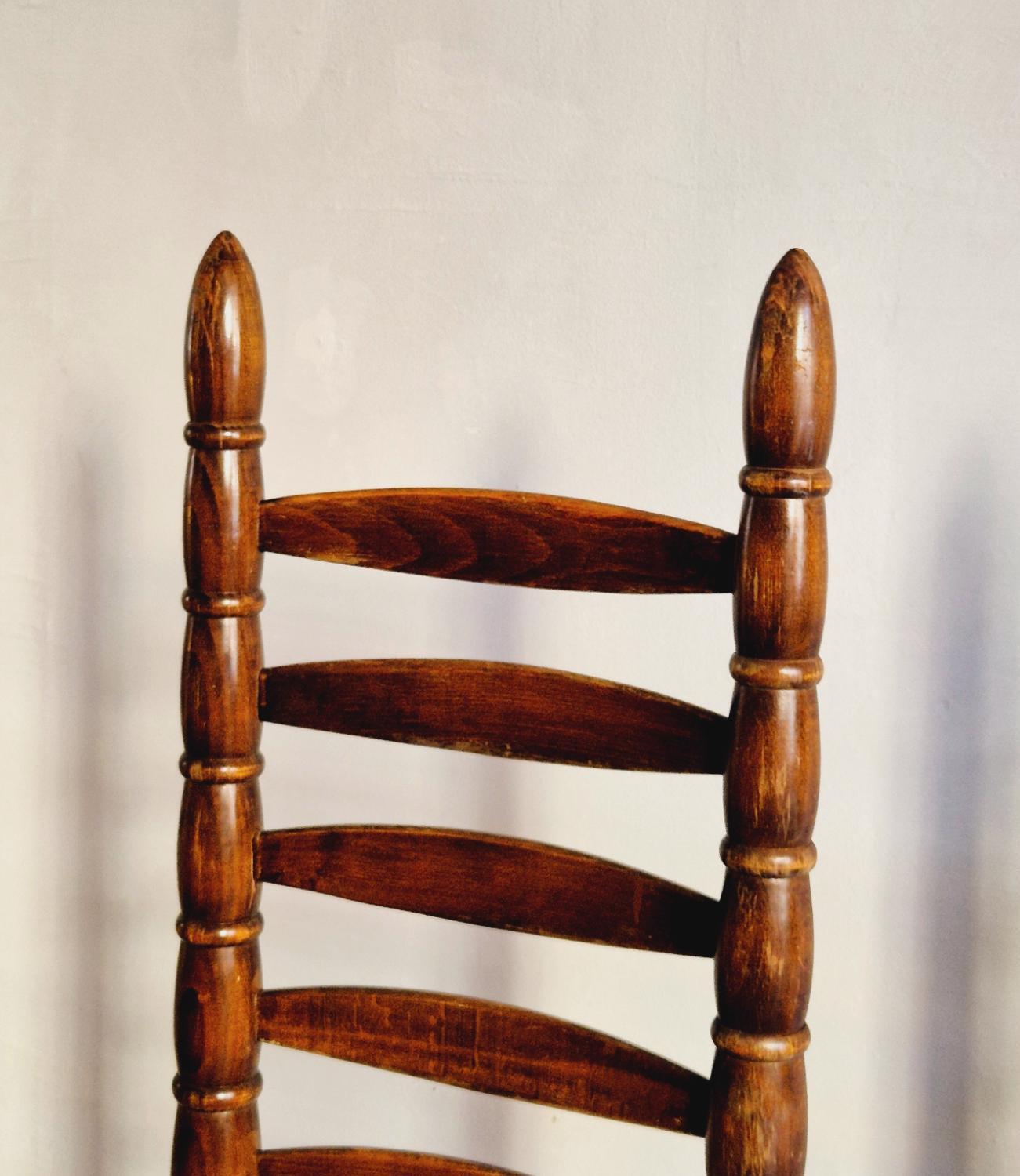 Espagnol Paire de chaises espagnoles à haut dossier, datant du milieu des années 1900, en cuir de chèvre et sièges en lin. en vente