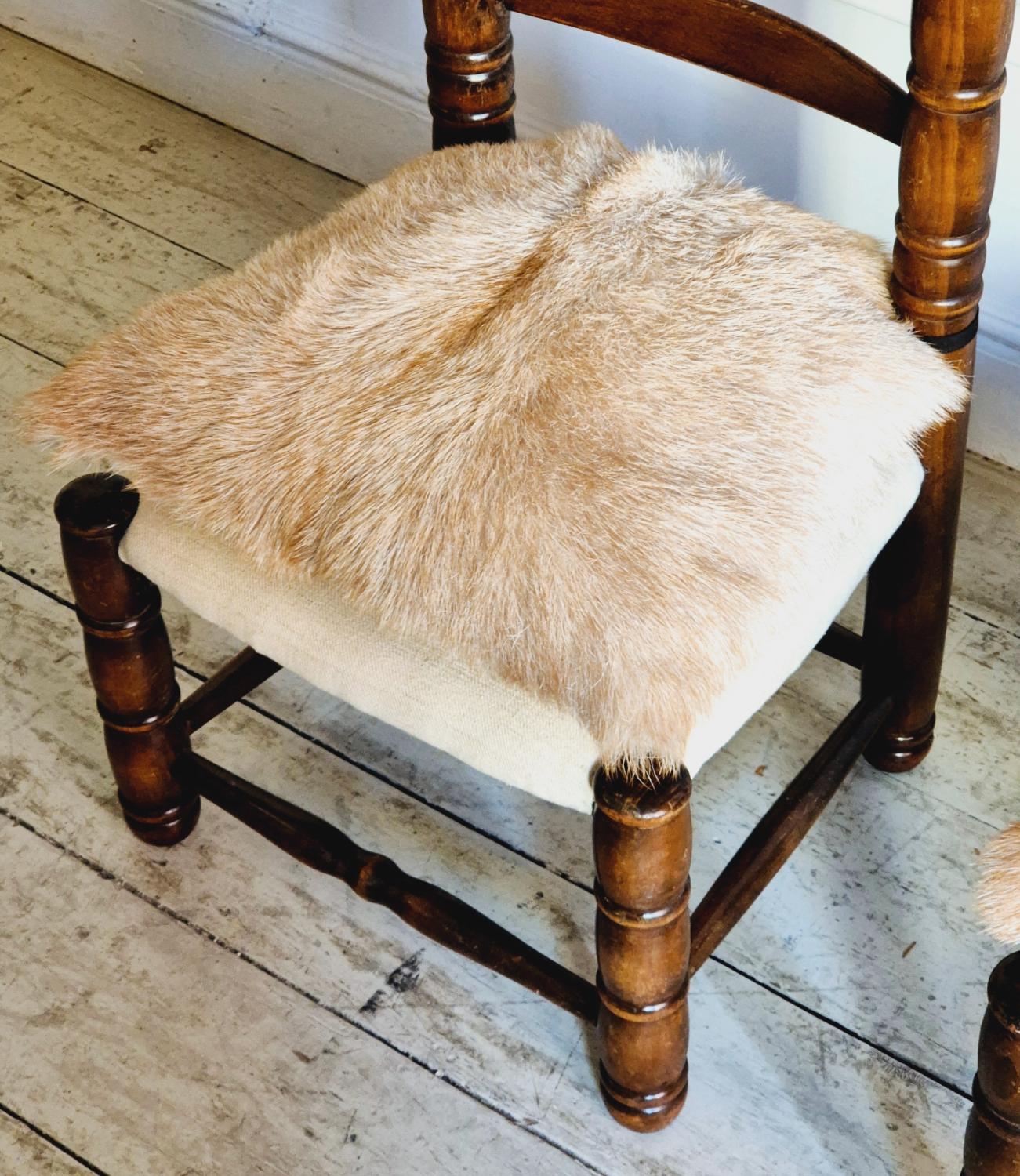 Paire de chaises espagnoles à haut dossier, datant du milieu des années 1900, en cuir de chèvre et sièges en lin. Bon état - En vente à Stockholm, SE