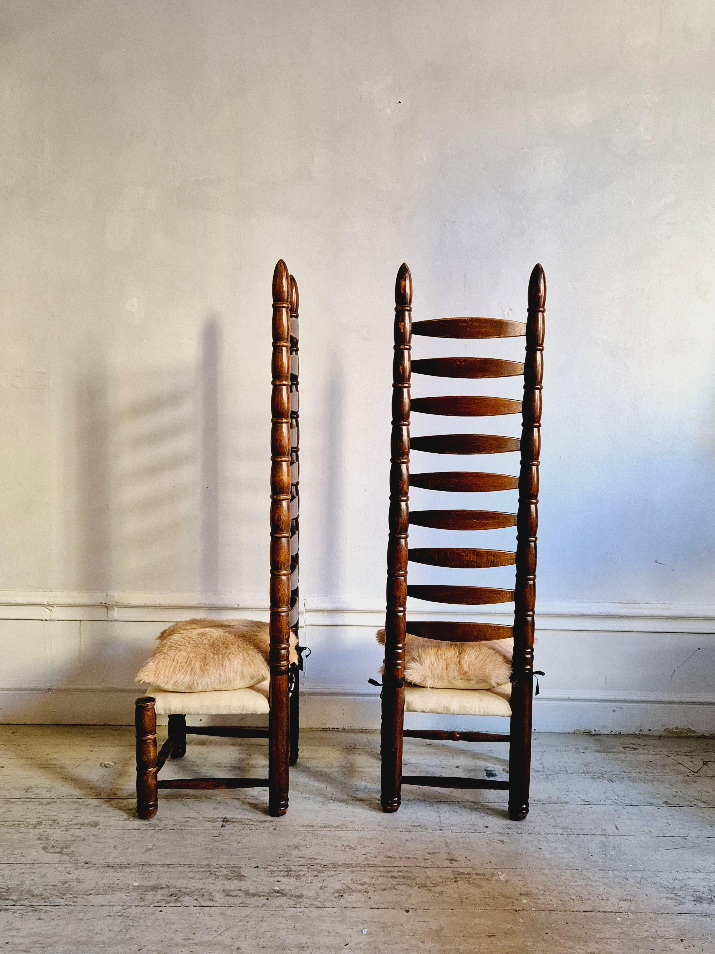 Milieu du XXe siècle Paire de chaises espagnoles à haut dossier, datant du milieu des années 1900, en cuir de chèvre et sièges en lin. en vente