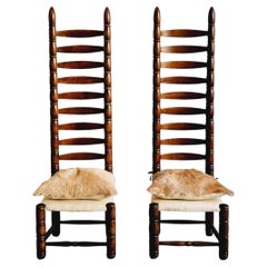 Sillas de escalera españolas de respaldo alto, un par, mediados del siglo XIX, asientos de piel de cabra y lino.