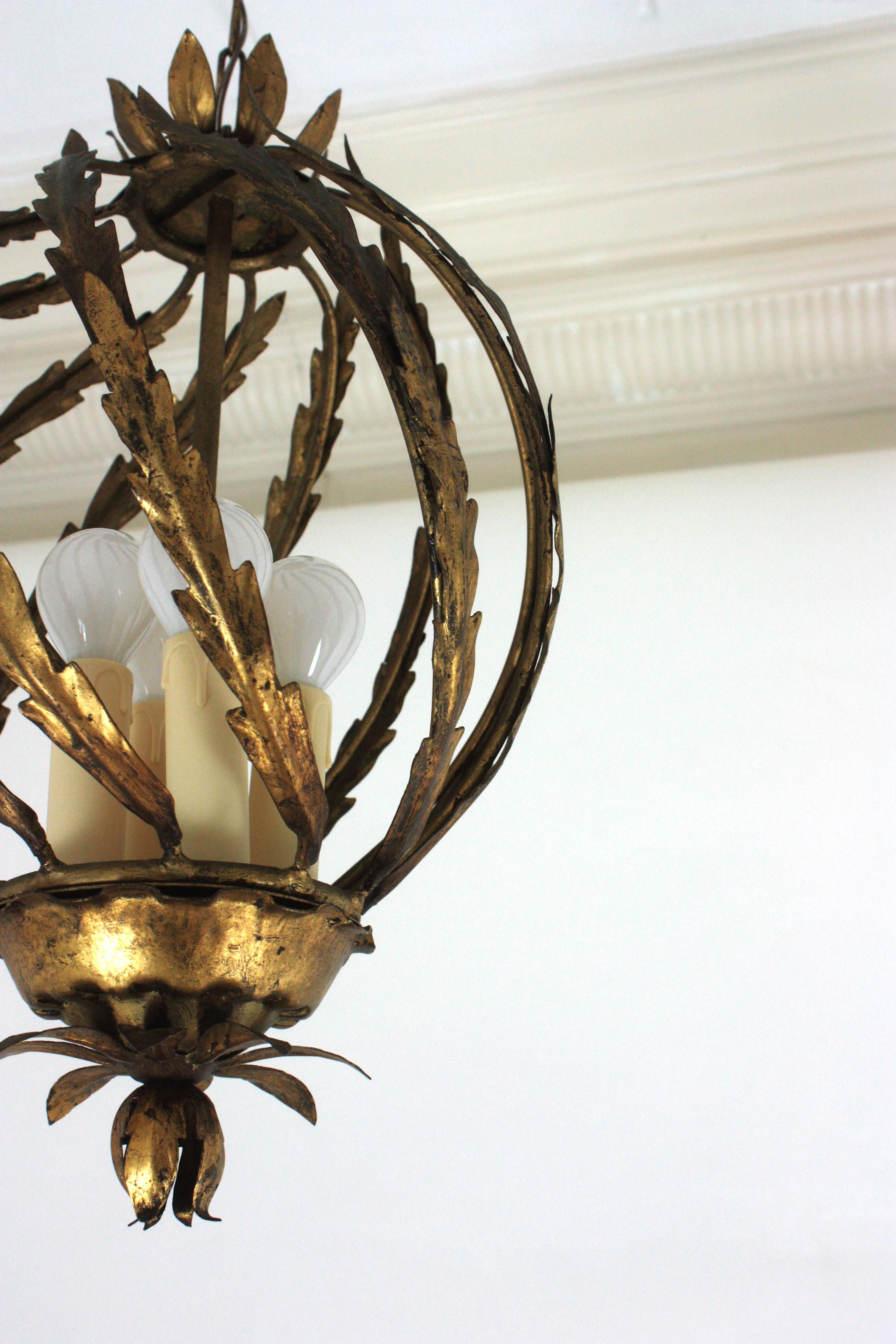Lampada a sospensione o lanterna a forma di ananas in stile Hollywood Regency spagnolo in ferro dorato in vendita 3