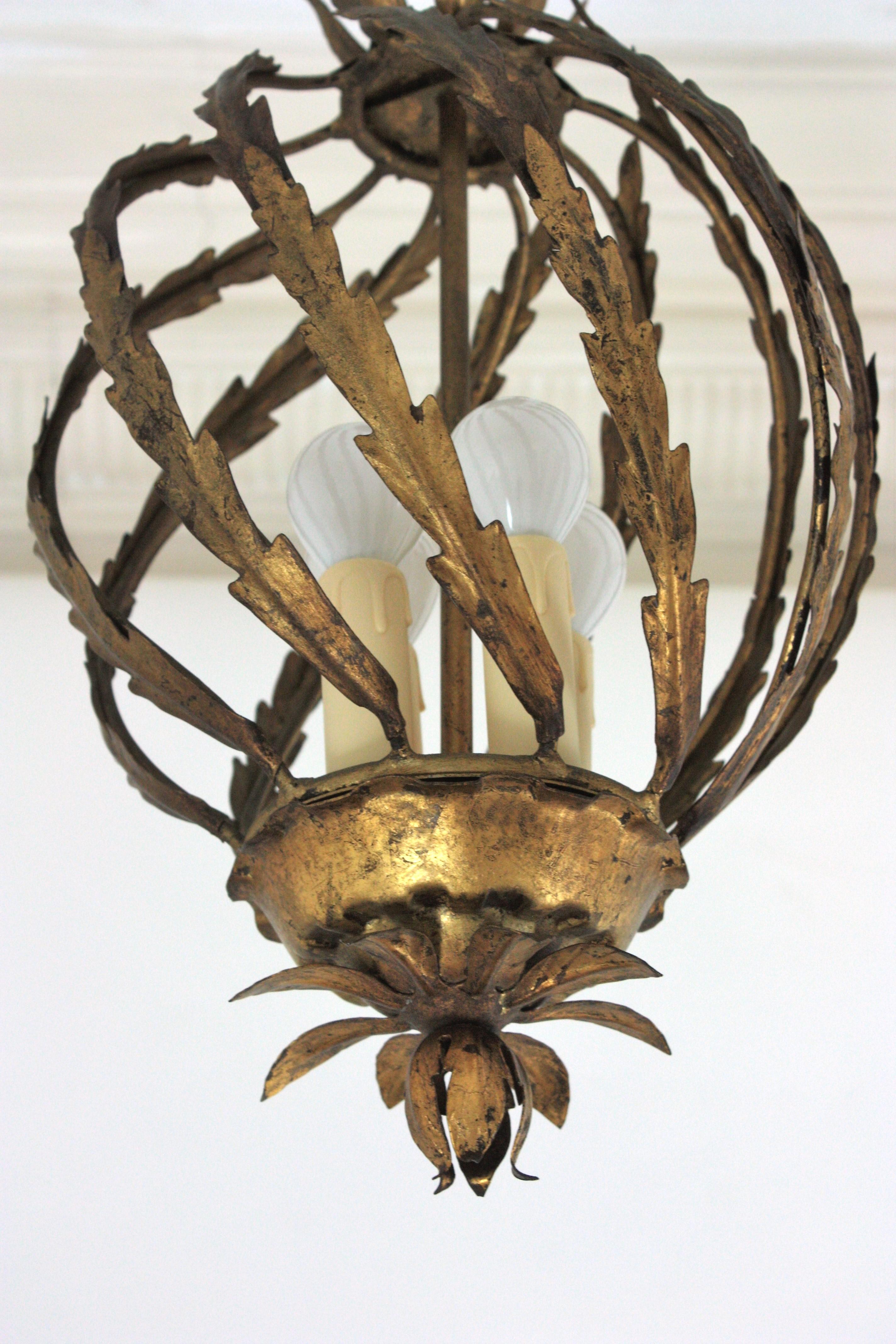 Lampada a sospensione o lanterna a forma di ananas in stile Hollywood Regency spagnolo in ferro dorato in vendita 4