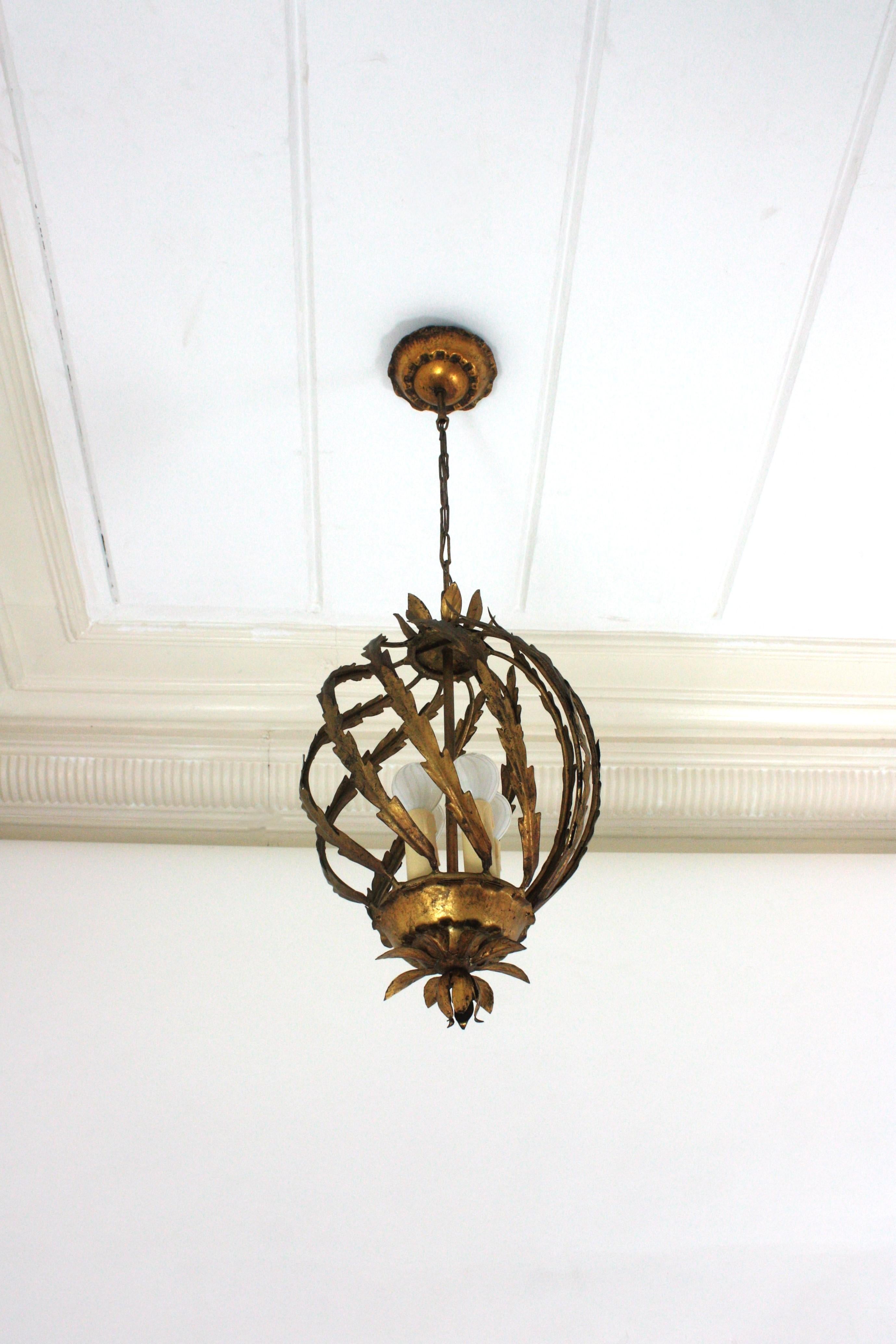 Lampada a sospensione o lanterna a forma di ananas in stile Hollywood Regency spagnolo in ferro dorato in vendita 5