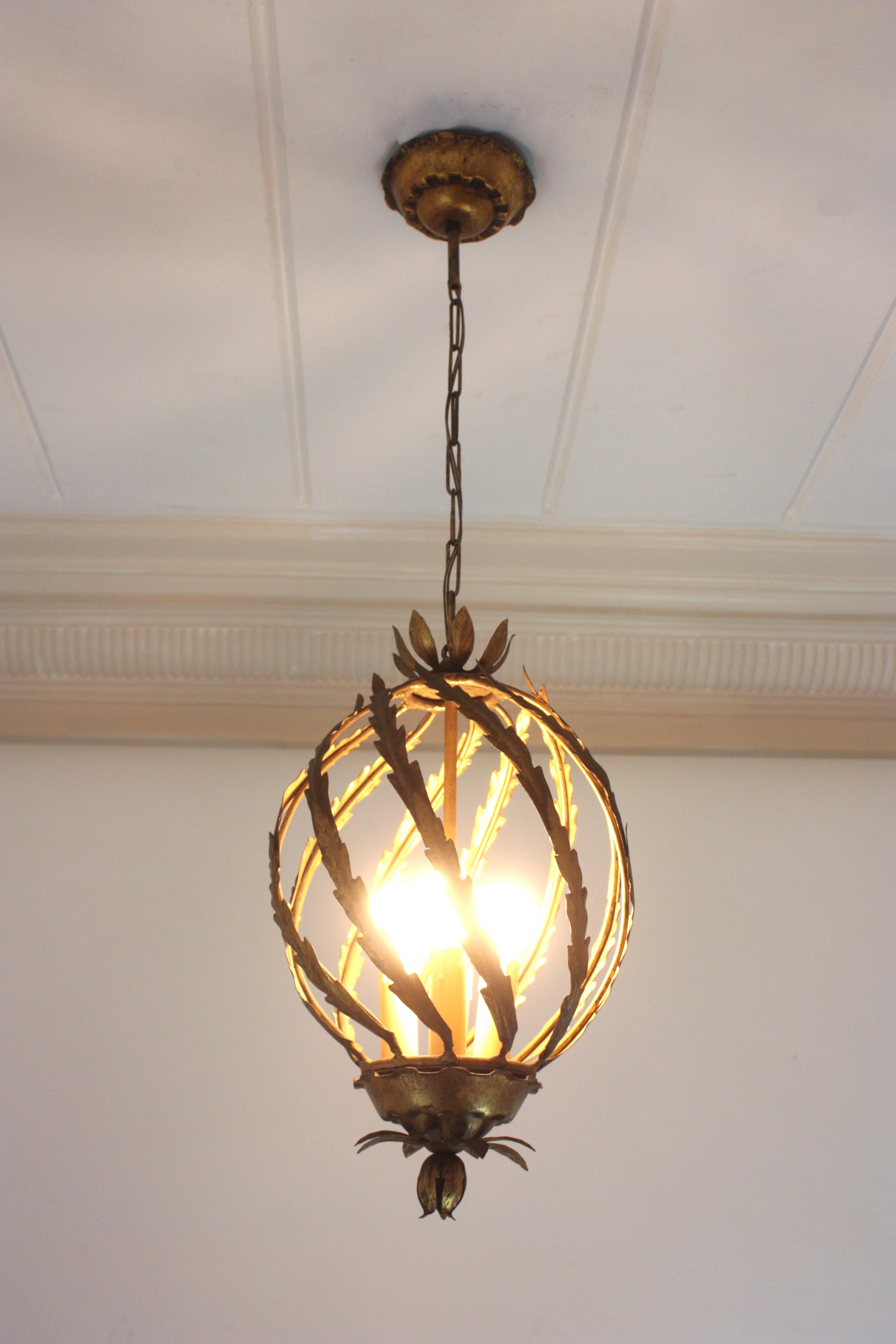 Lampada a sospensione o lanterna a forma di ananas in stile Hollywood Regency spagnolo in ferro dorato in vendita 6