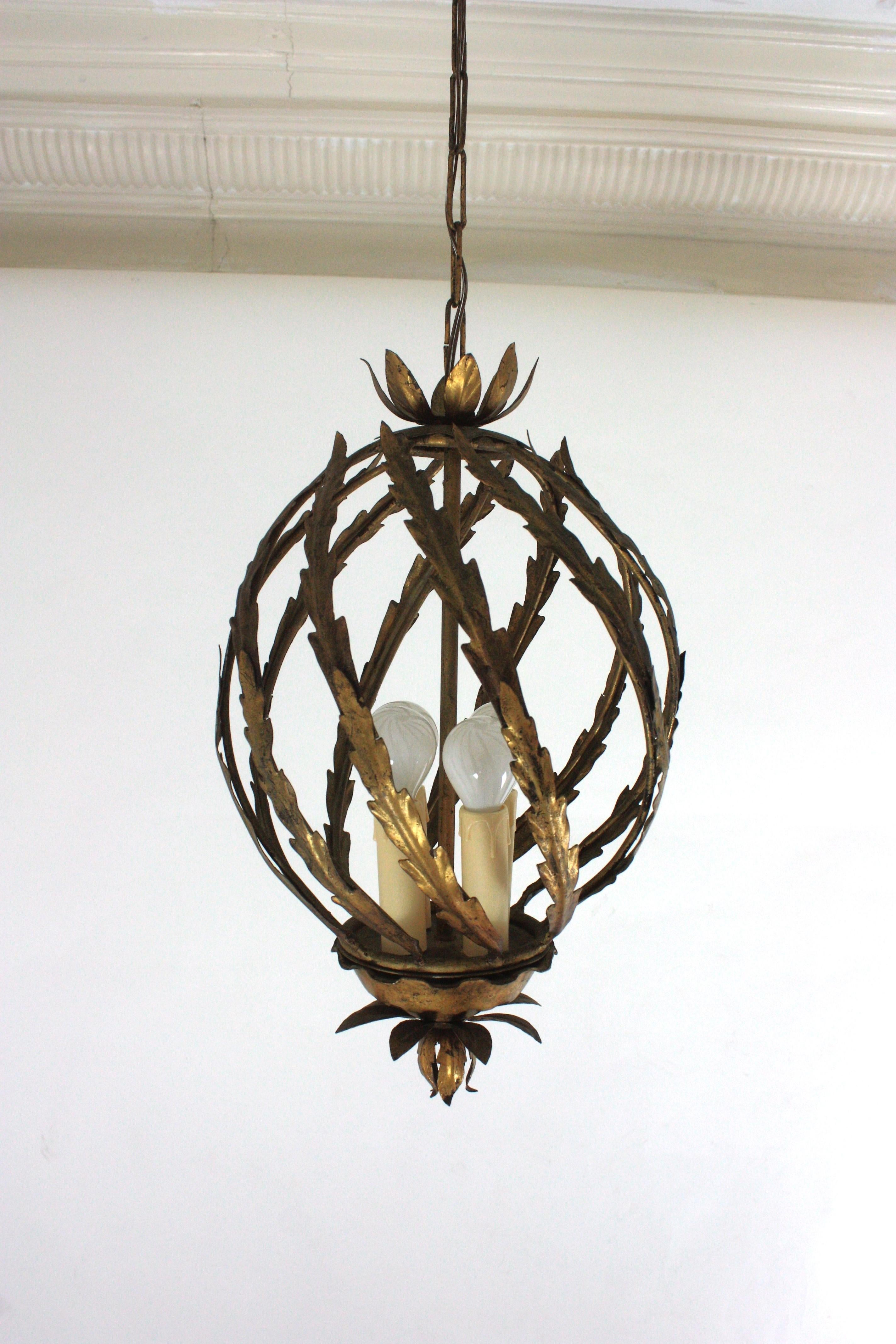 Lampada a sospensione o lanterna a forma di ananas in stile Hollywood Regency spagnolo in ferro dorato in vendita 7