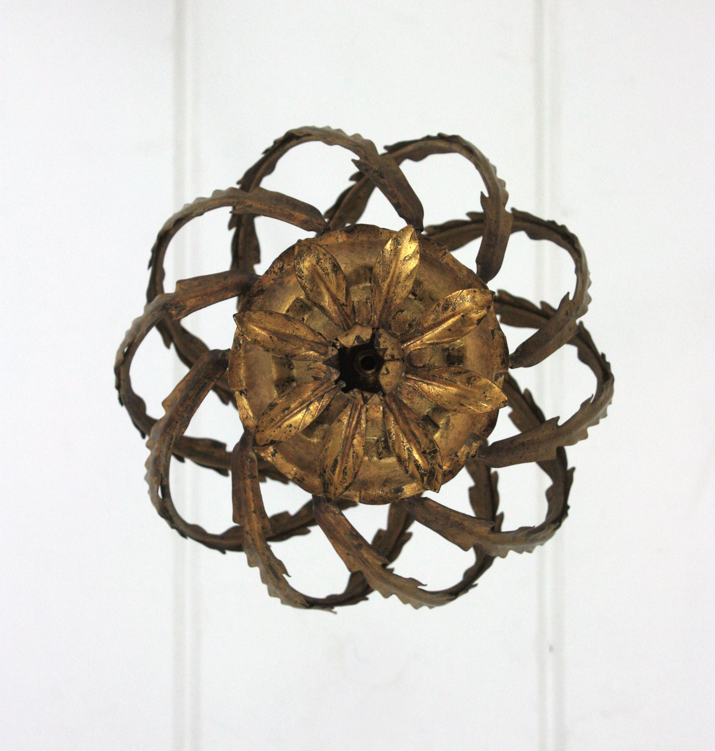 Lampada a sospensione o lanterna a forma di ananas in stile Hollywood Regency spagnolo in ferro dorato in vendita 9