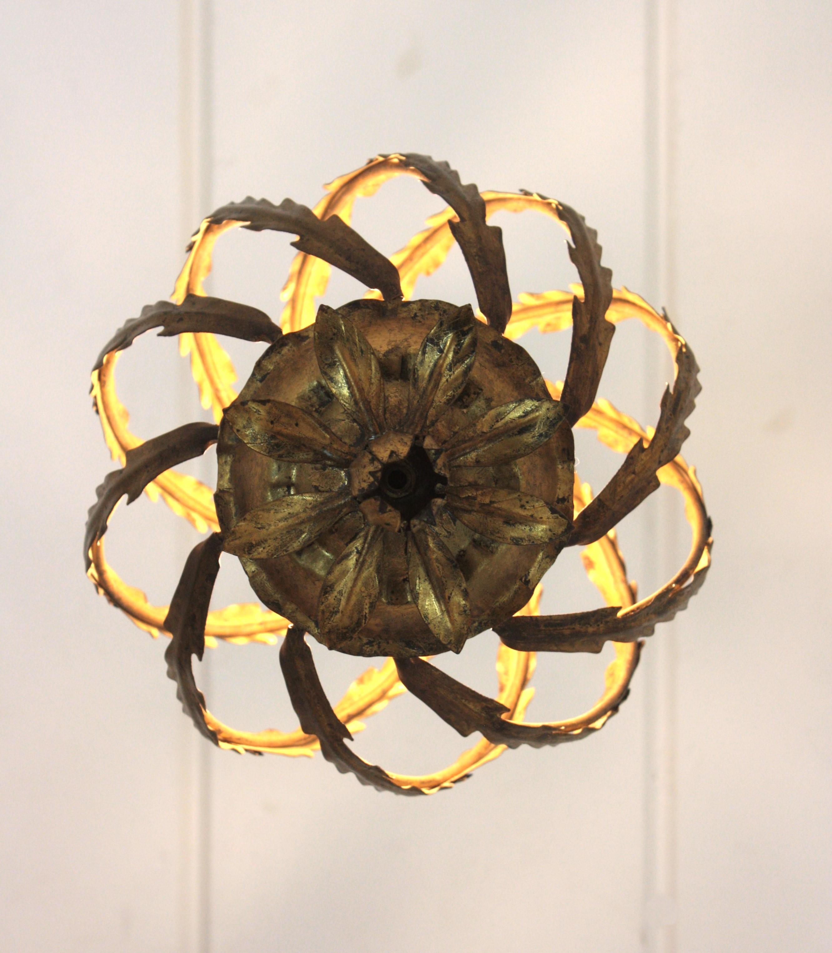 Lampada a sospensione o lanterna a forma di ananas in stile Hollywood Regency spagnolo in ferro dorato in vendita 10