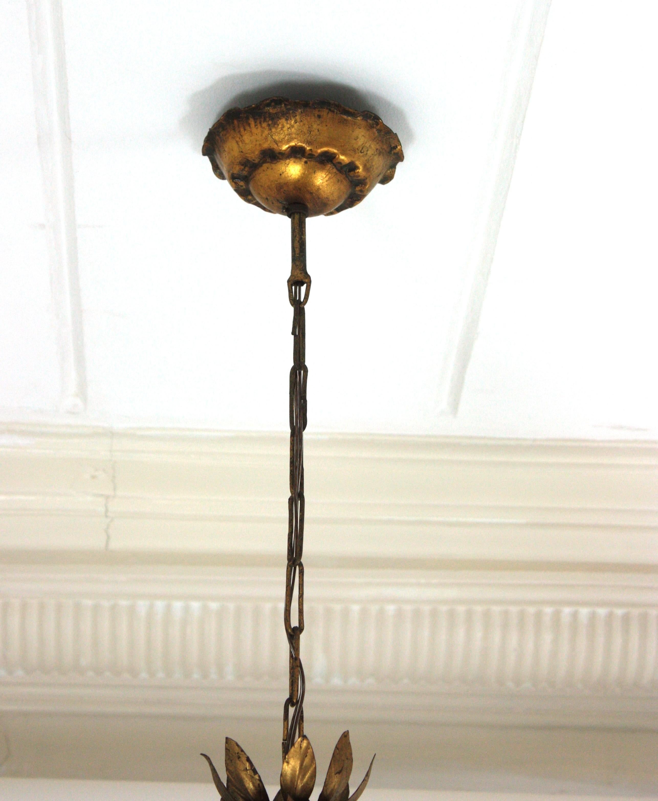 Lampada a sospensione o lanterna a forma di ananas in stile Hollywood Regency spagnolo in ferro dorato in vendita 12