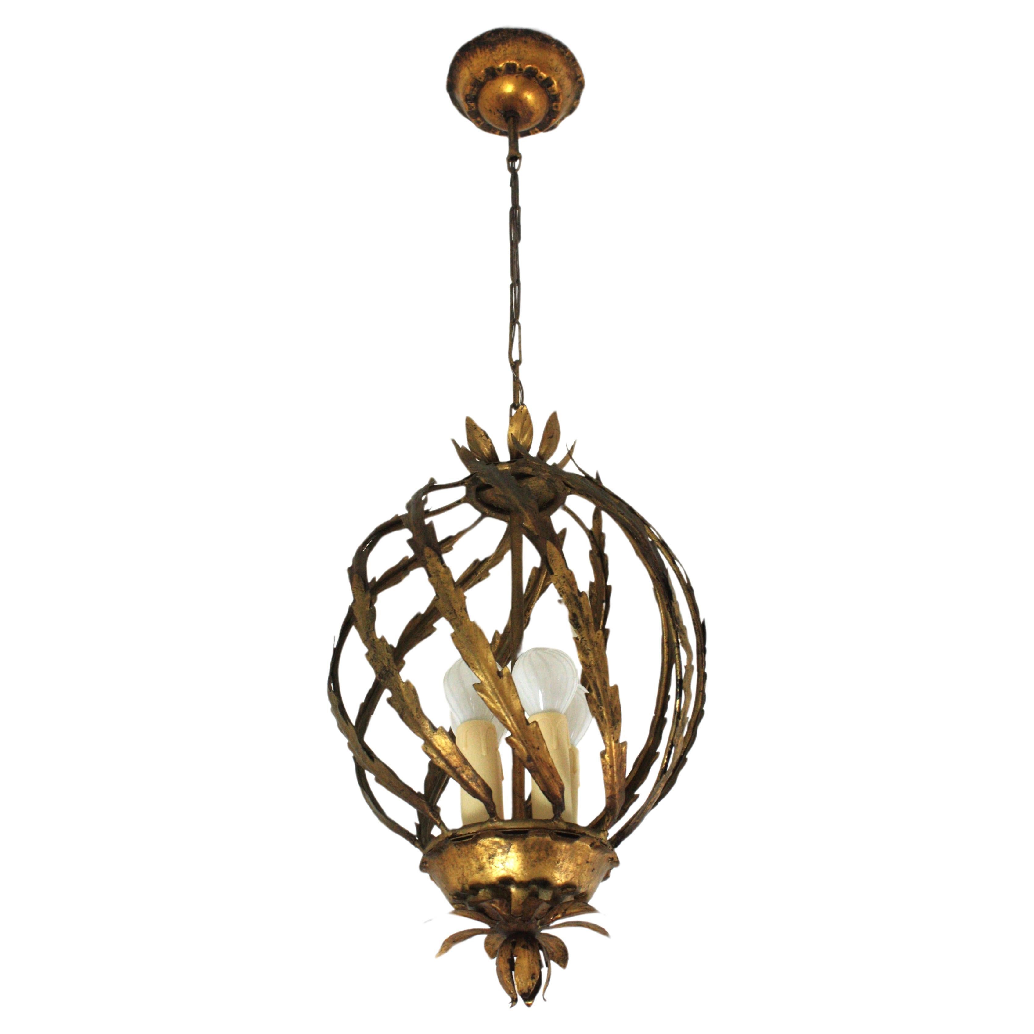 Lampada a sospensione Foliage, Ferro dorato, Foglia d'oro
Accattivante lanterna in ferro dorato martellato a mano con disegno a forma di ananas con fogliame, Spagna, anni '40-'50.
Questa lampada da soffitto è interamente realizzata a mano.