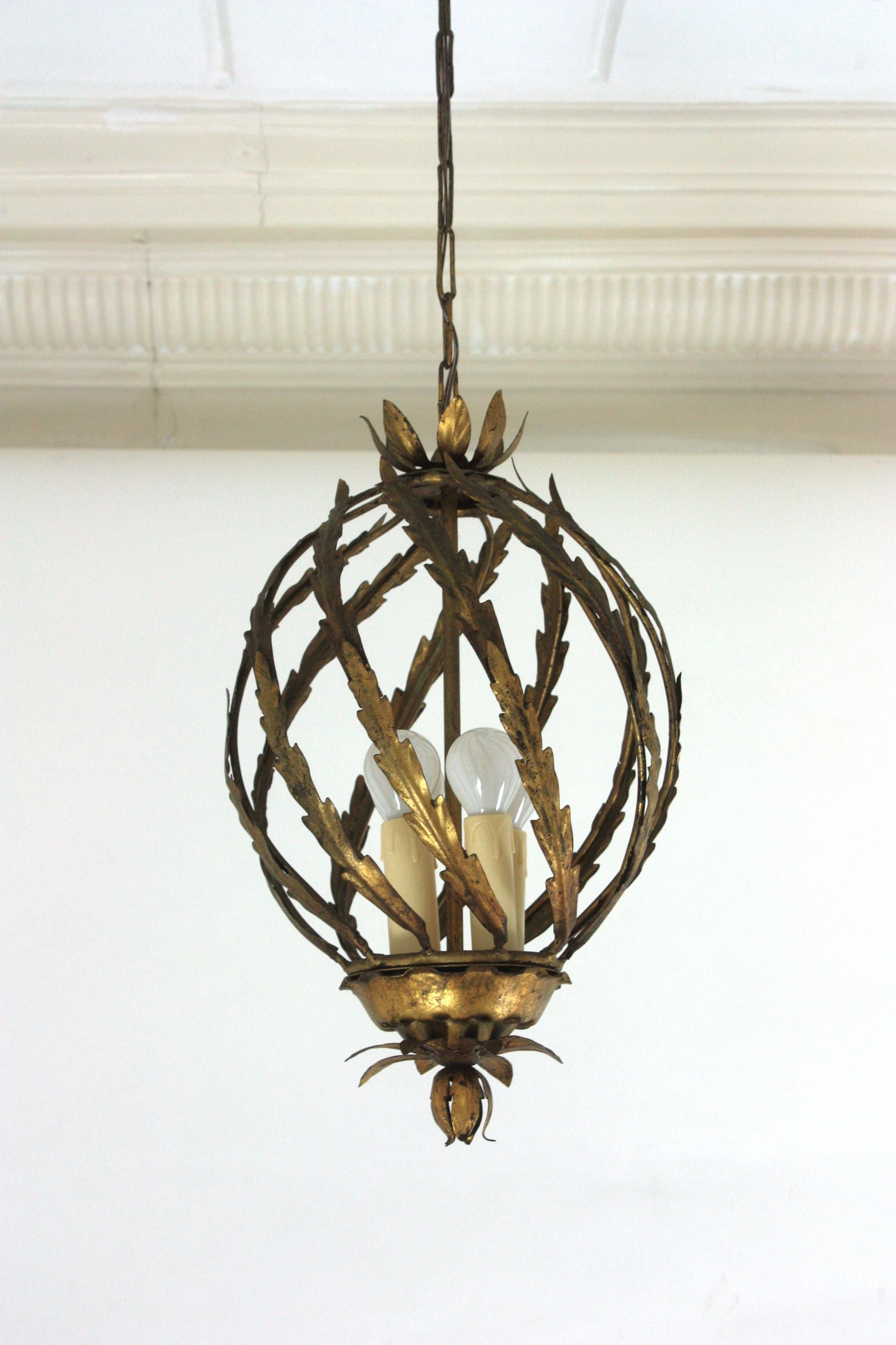 Spagnolo Lampada a sospensione o lanterna a forma di ananas in stile Hollywood Regency spagnolo in ferro dorato in vendita