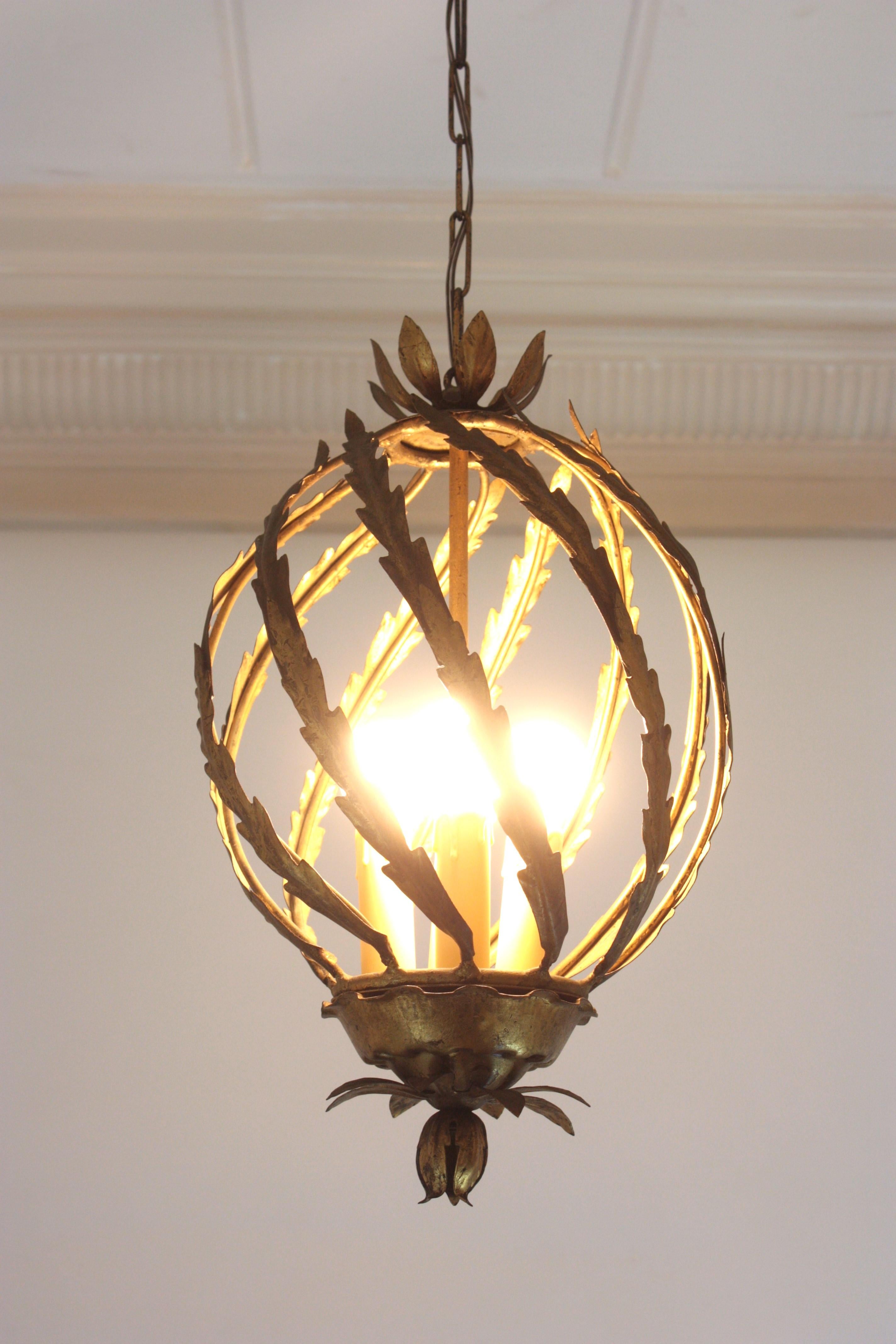 Dorato Lampada a sospensione o lanterna a forma di ananas in stile Hollywood Regency spagnolo in ferro dorato in vendita