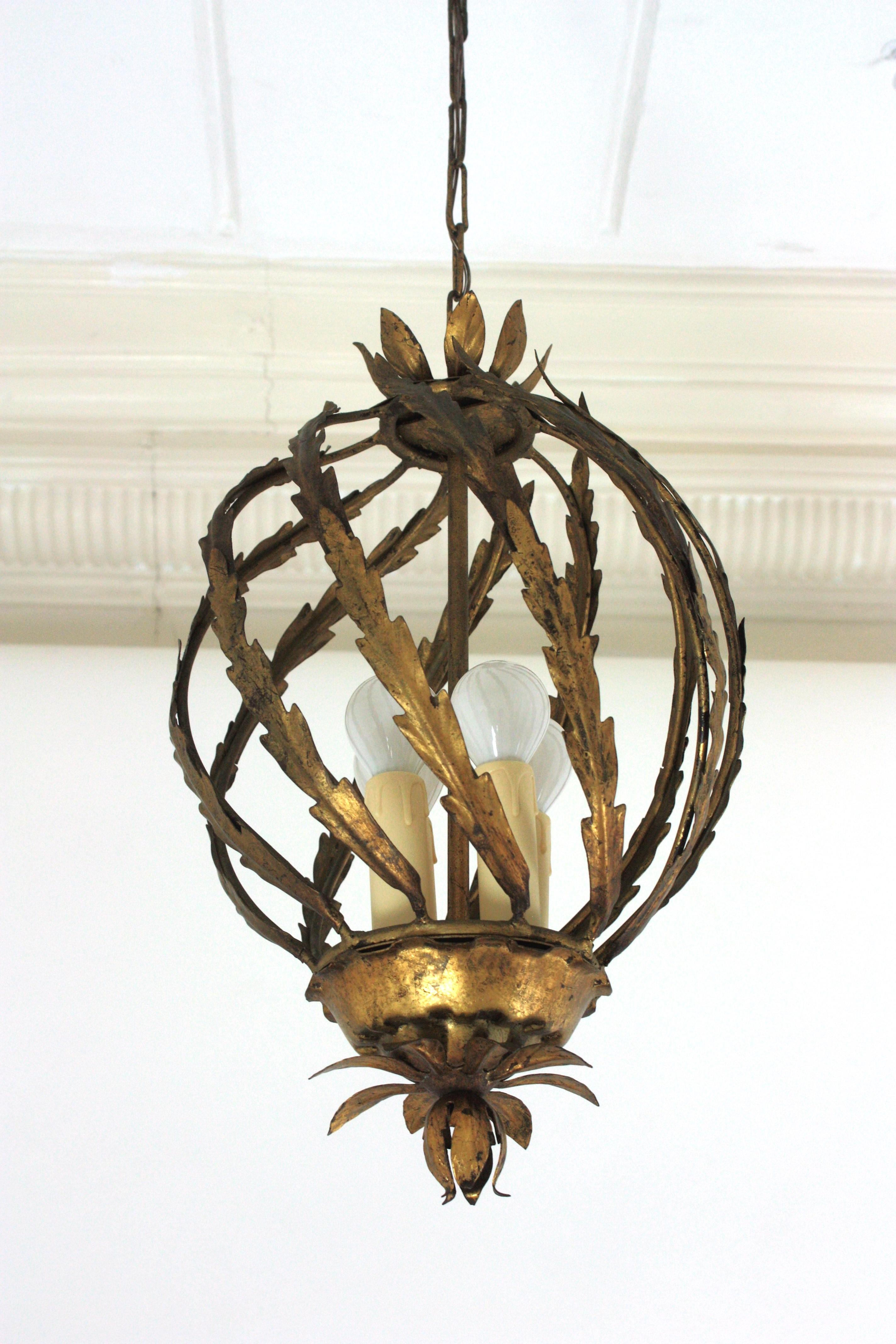 Lampada a sospensione o lanterna a forma di ananas in stile Hollywood Regency spagnolo in ferro dorato In condizioni buone in vendita a Barcelona, ES
