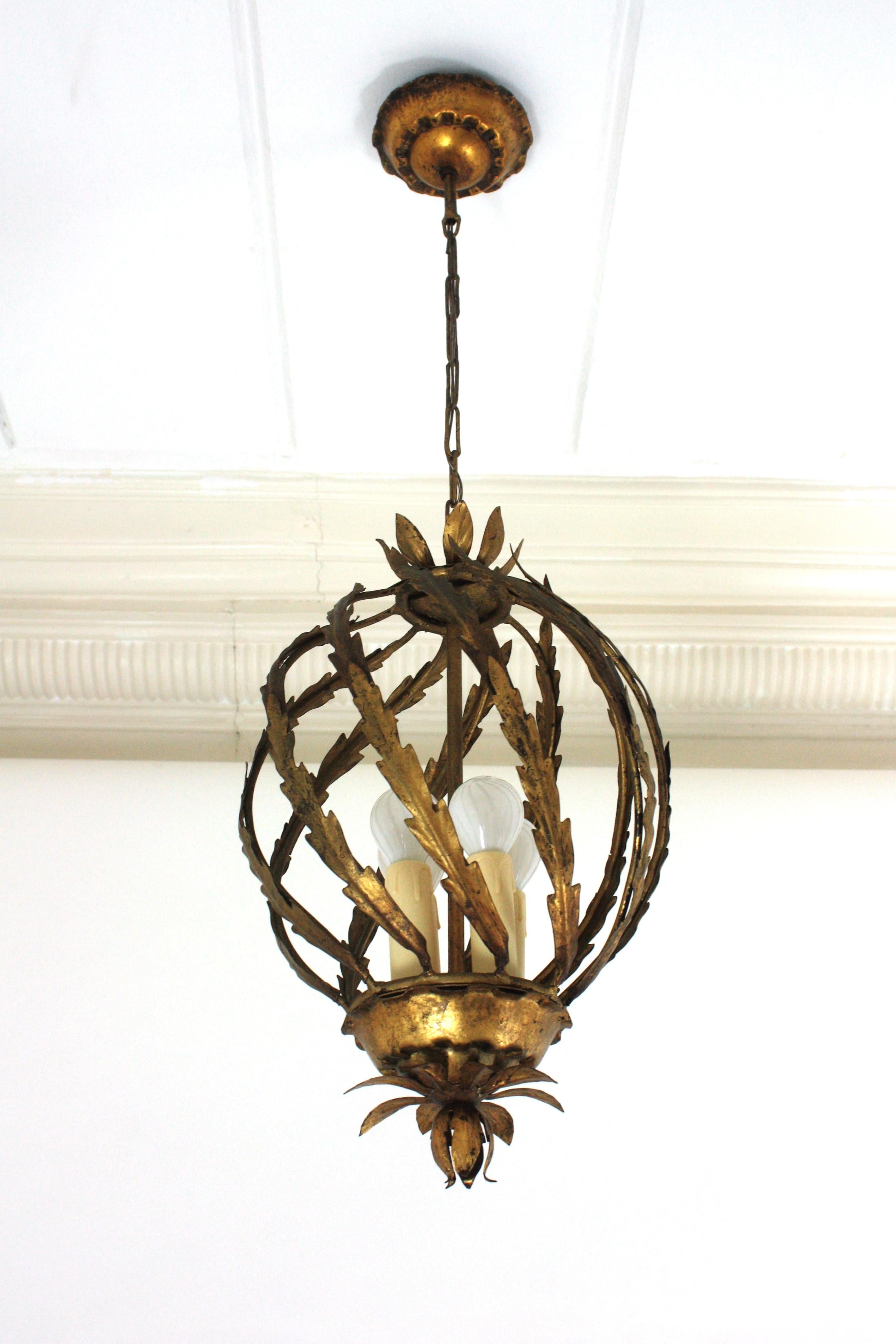 XX secolo Lampada a sospensione o lanterna a forma di ananas in stile Hollywood Regency spagnolo in ferro dorato in vendita