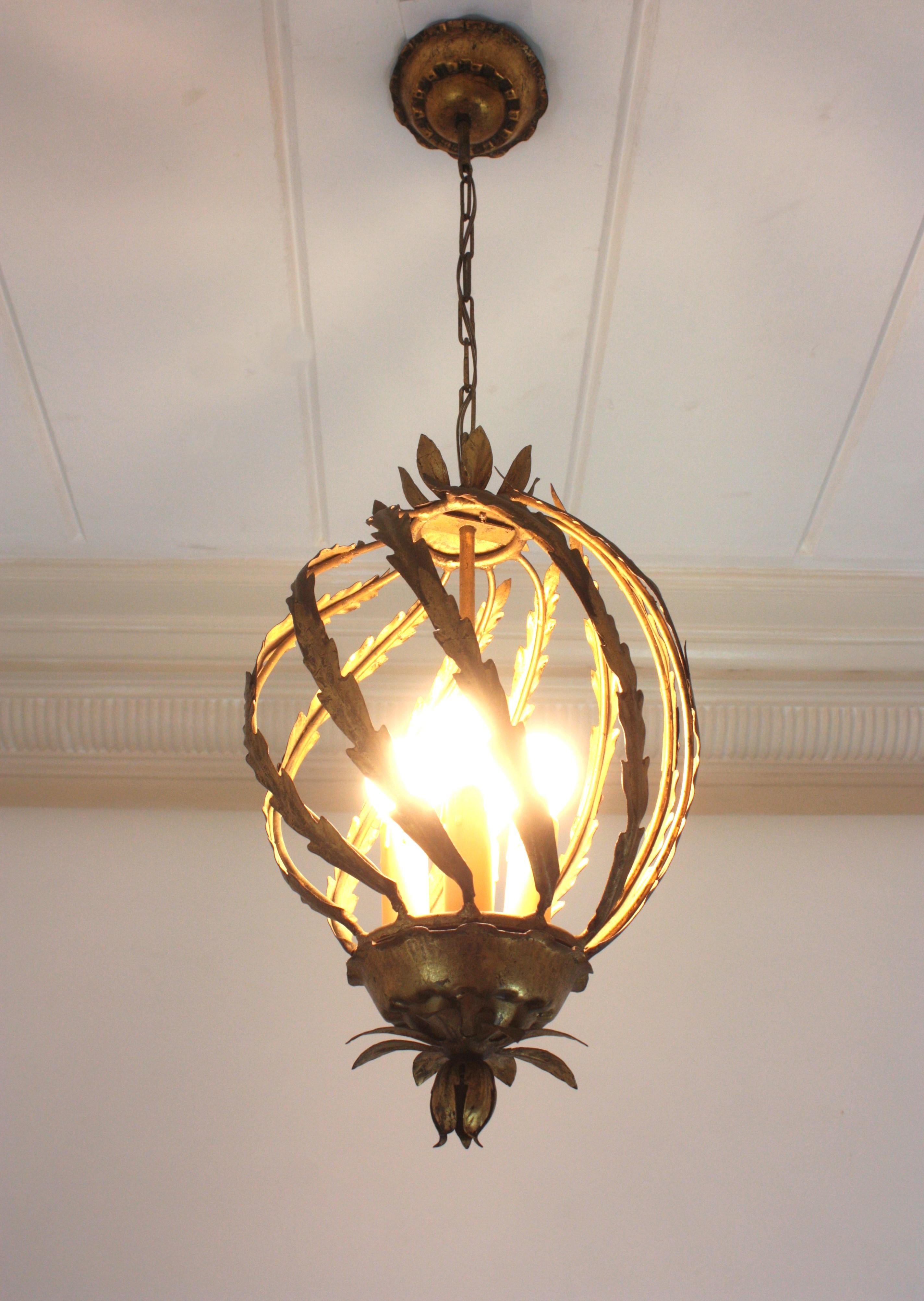 Lampada a sospensione o lanterna a forma di ananas in stile Hollywood Regency spagnolo in ferro dorato in vendita 1