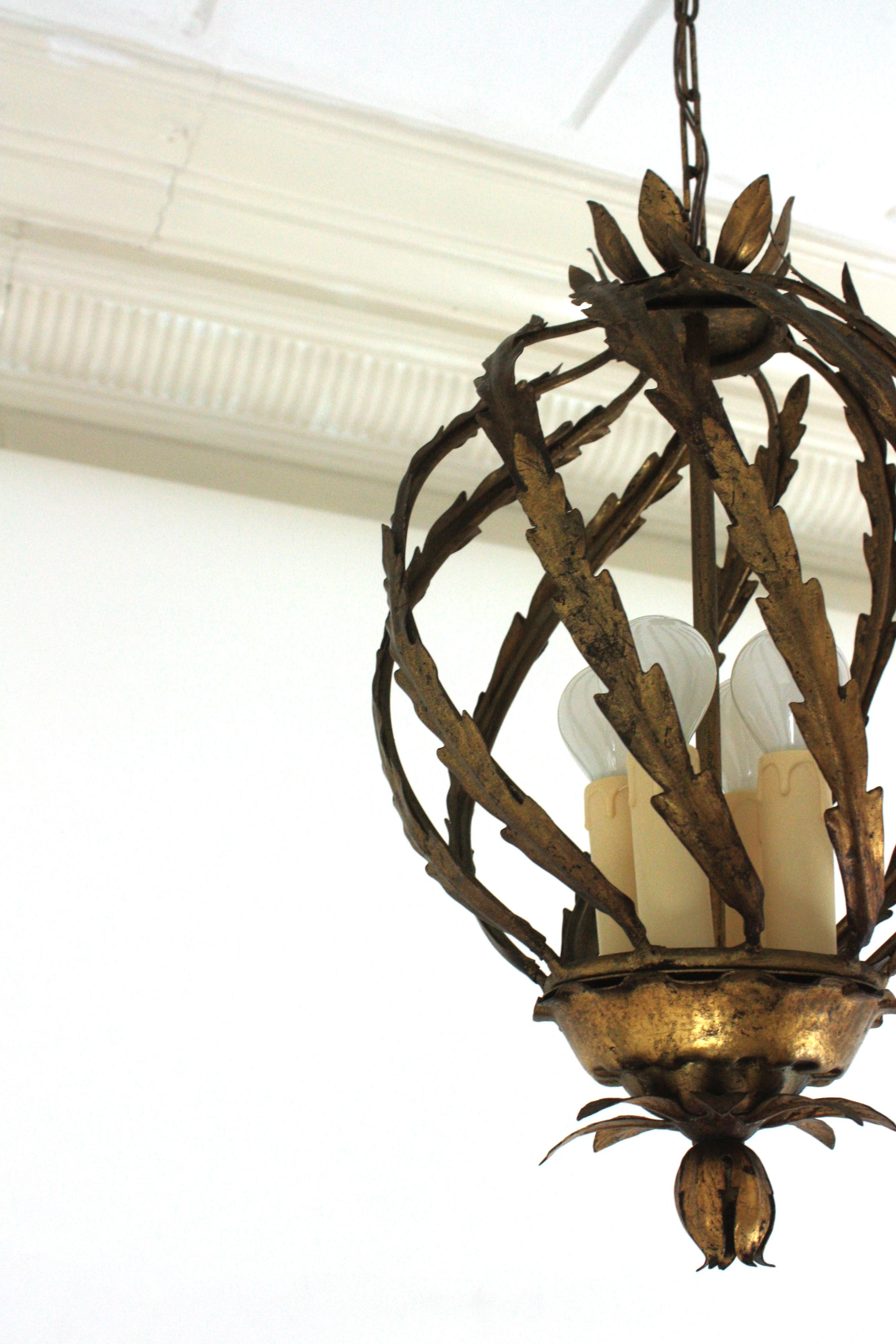 Lampada a sospensione o lanterna a forma di ananas in stile Hollywood Regency spagnolo in ferro dorato in vendita 2
