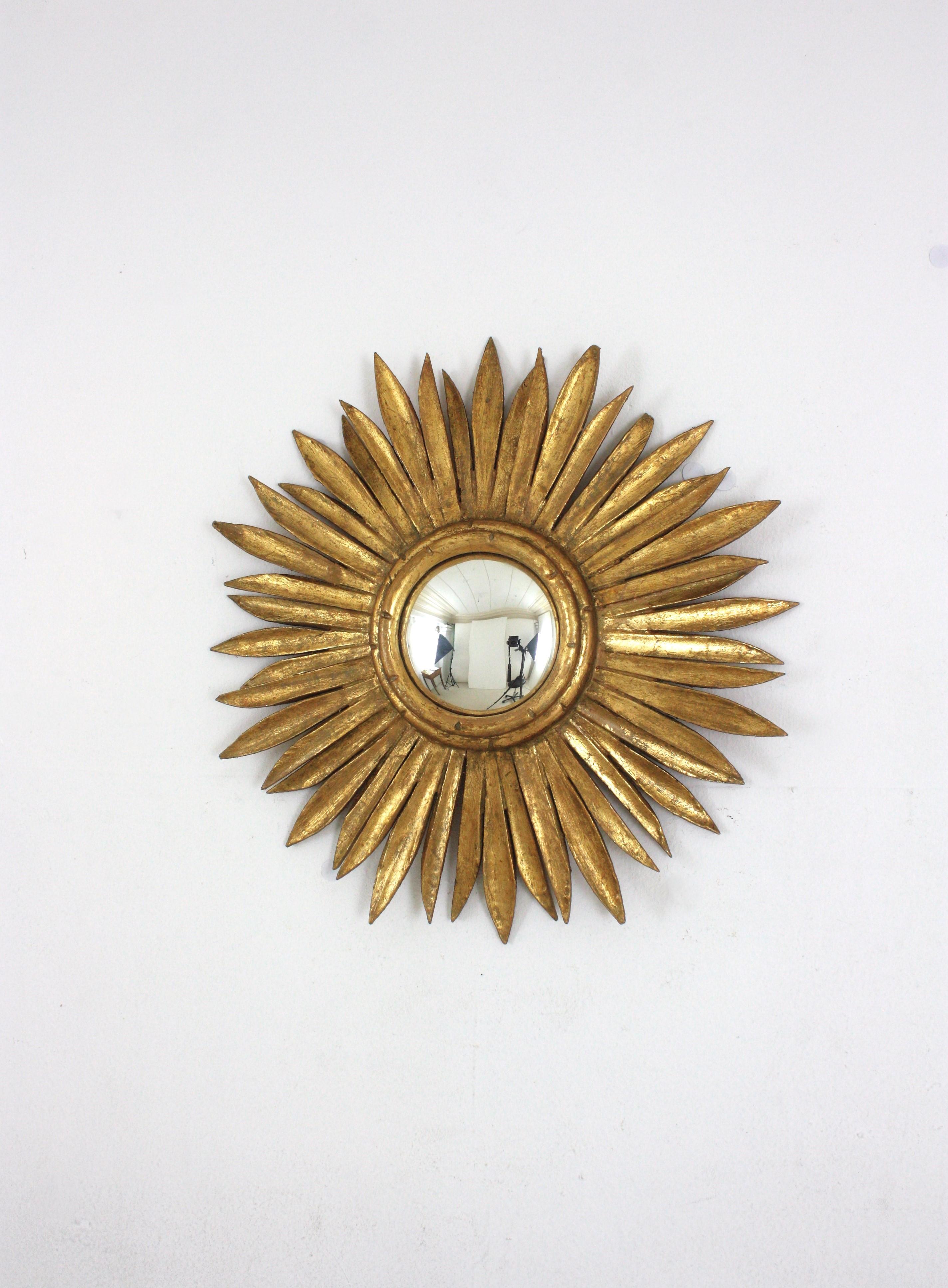 Miroir Hollywood Regency espagnol Sunburst en bois doré avec verre convexe en vente 4