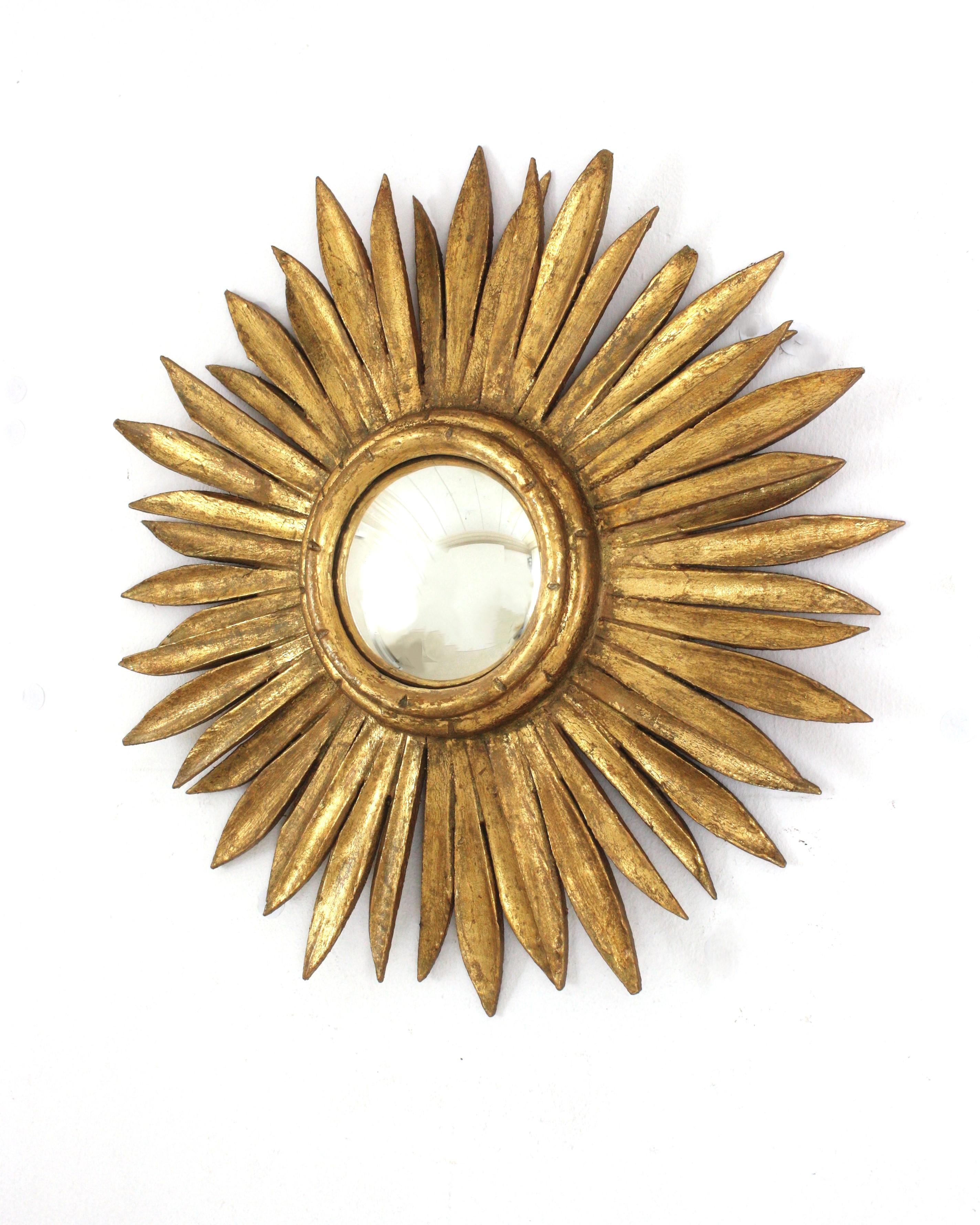 Miroir Hollywood Regency espagnol Sunburst en bois doré avec verre convexe en vente 5
