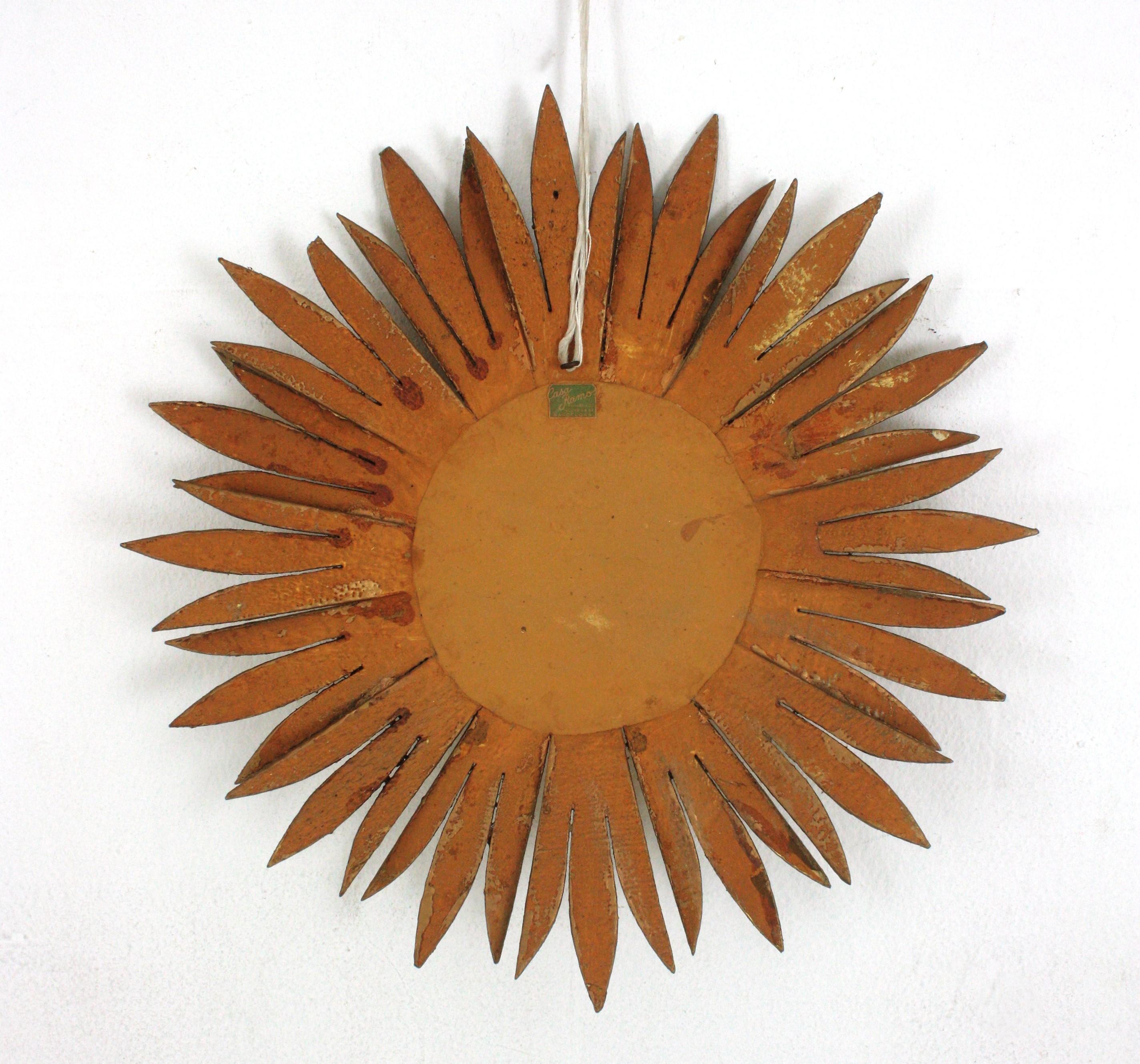 Miroir Hollywood Regency espagnol Sunburst en bois doré avec verre convexe en vente 6
