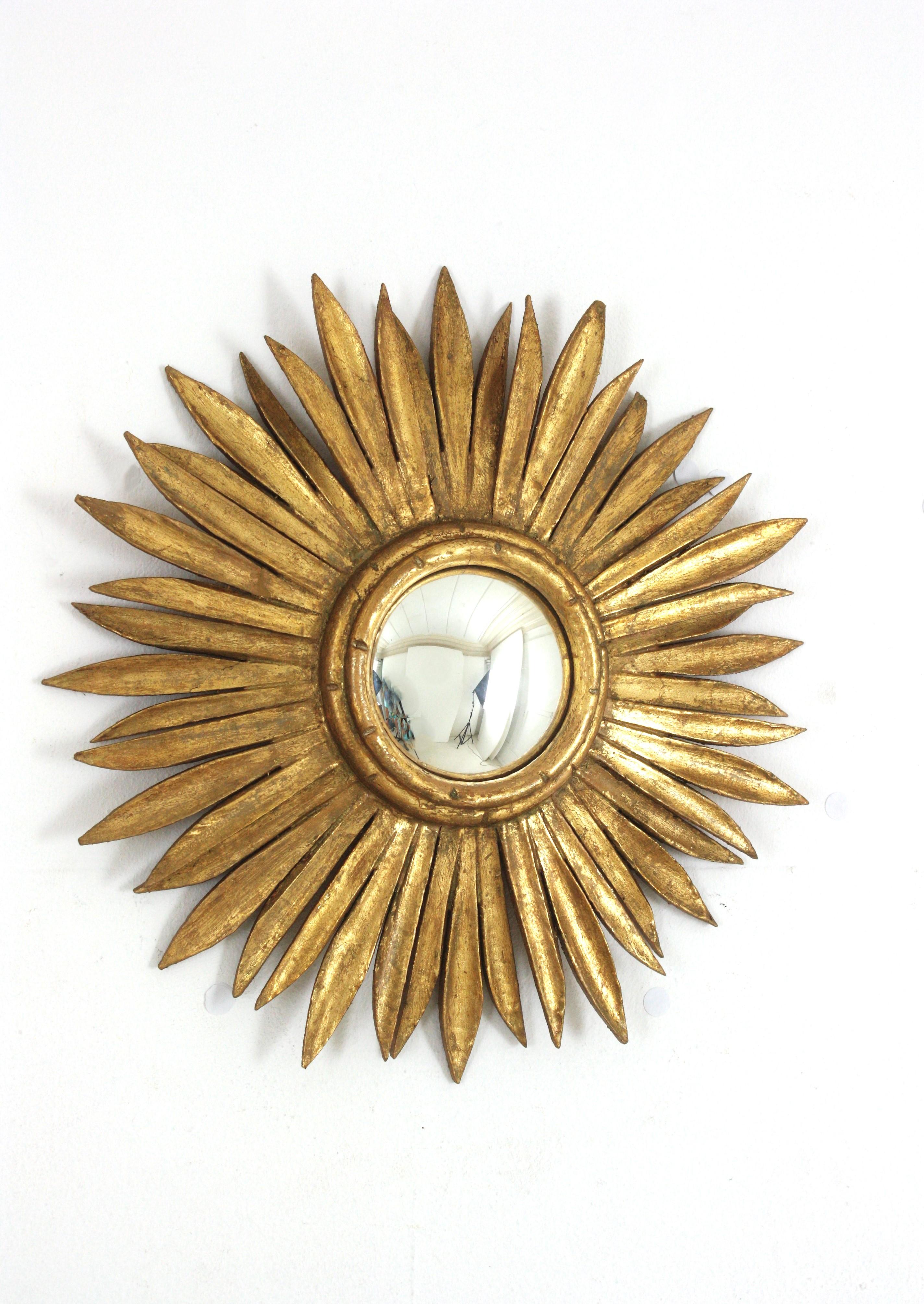 Espagnol Miroir Hollywood Regency espagnol Sunburst en bois doré avec verre convexe en vente