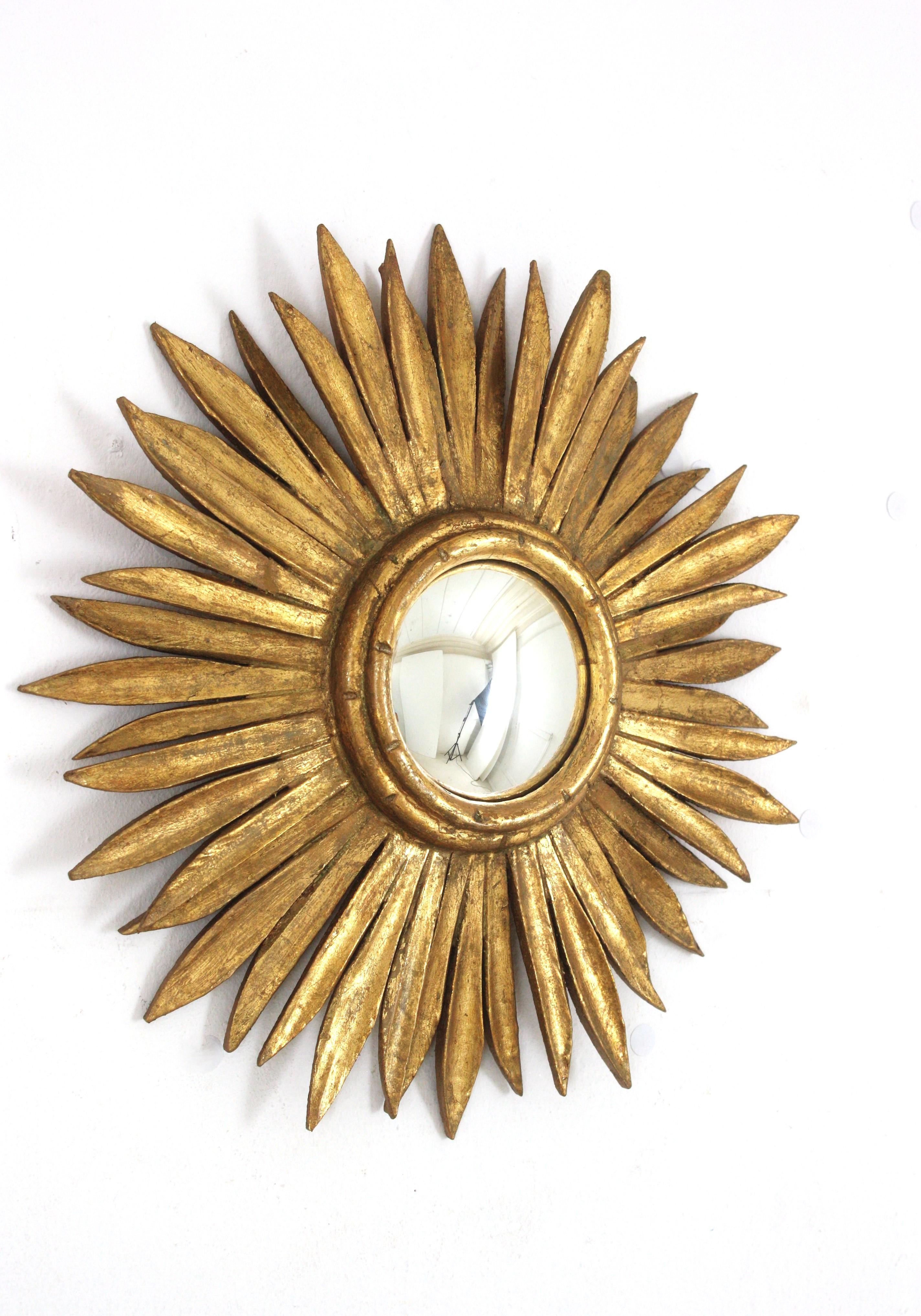 Sculpté à la main Miroir Hollywood Regency espagnol Sunburst en bois doré avec verre convexe en vente