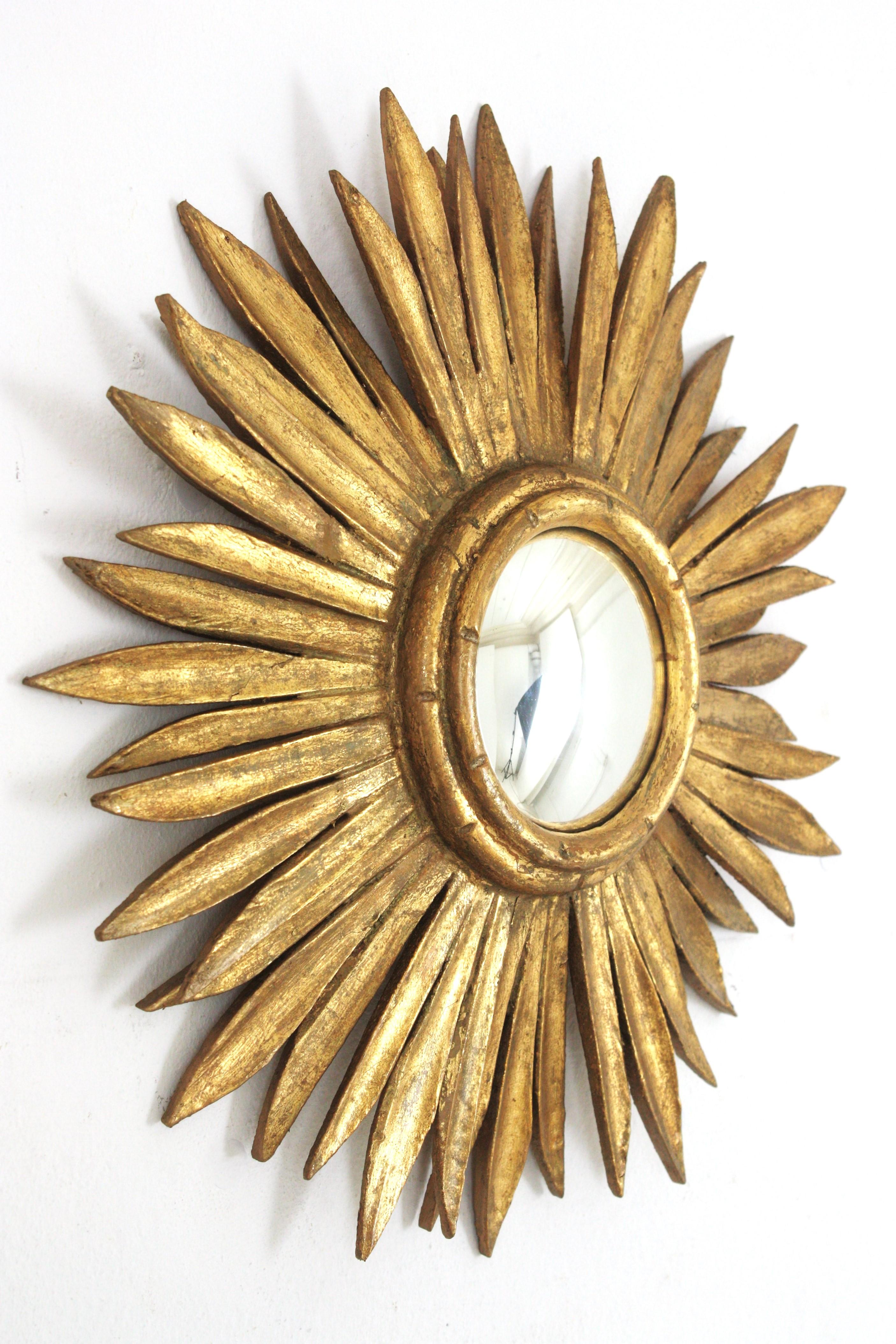 Miroir Hollywood Regency espagnol Sunburst en bois doré avec verre convexe Bon état - En vente à Barcelona, ES