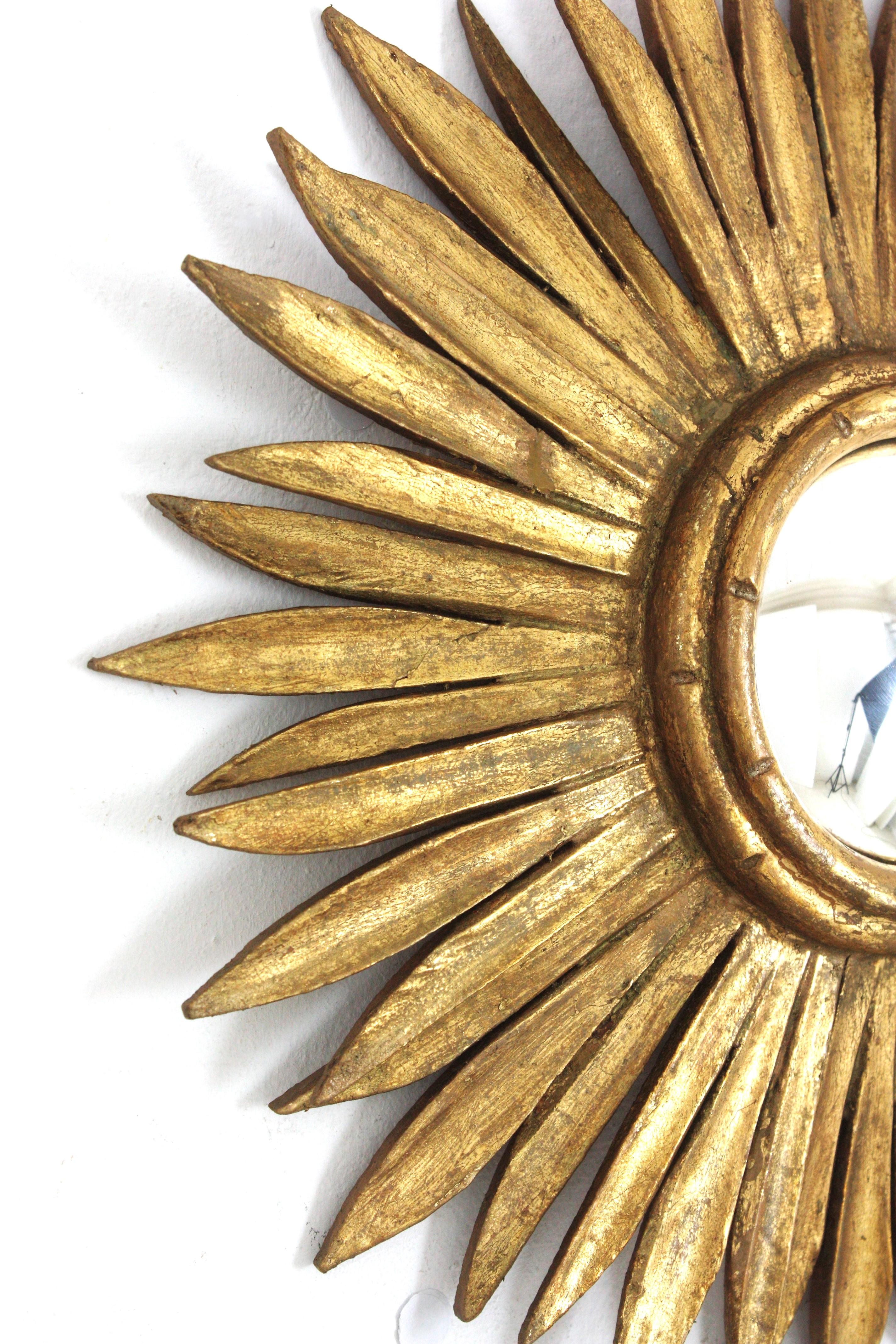 20ième siècle Miroir Hollywood Regency espagnol Sunburst en bois doré avec verre convexe en vente