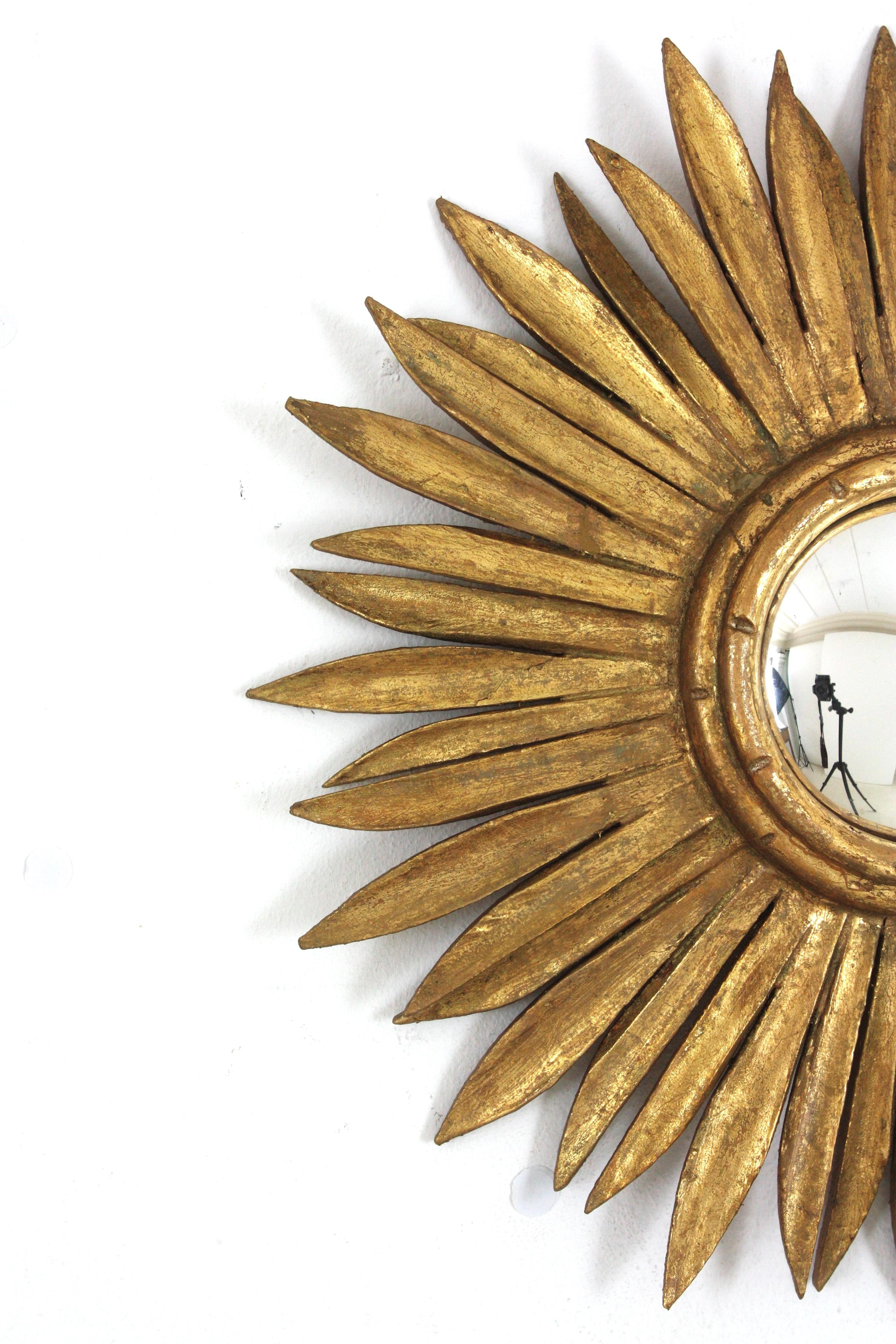 Miroir Hollywood Regency espagnol Sunburst en bois doré avec verre convexe en vente 1