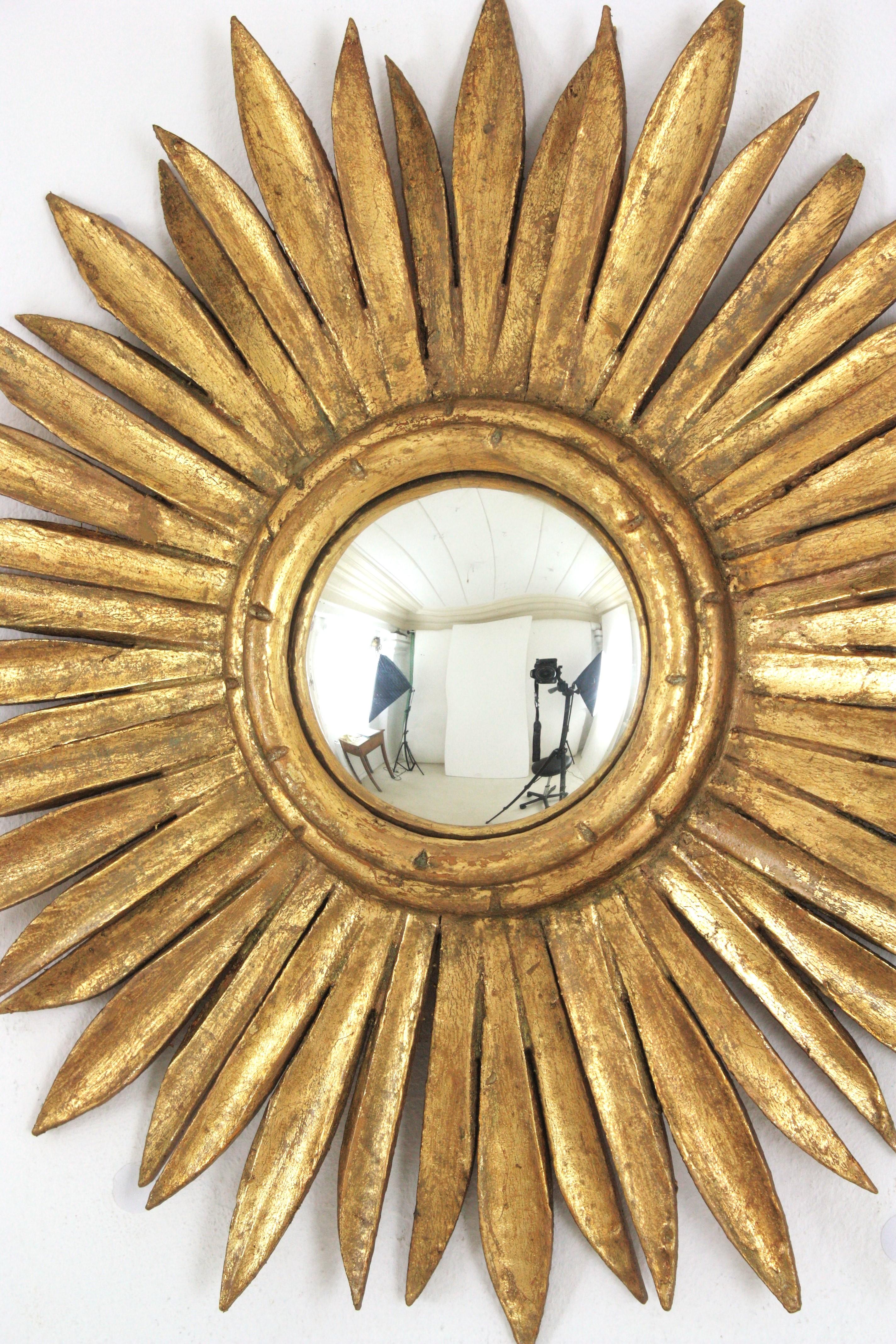 Miroir Hollywood Regency espagnol Sunburst en bois doré avec verre convexe en vente 3