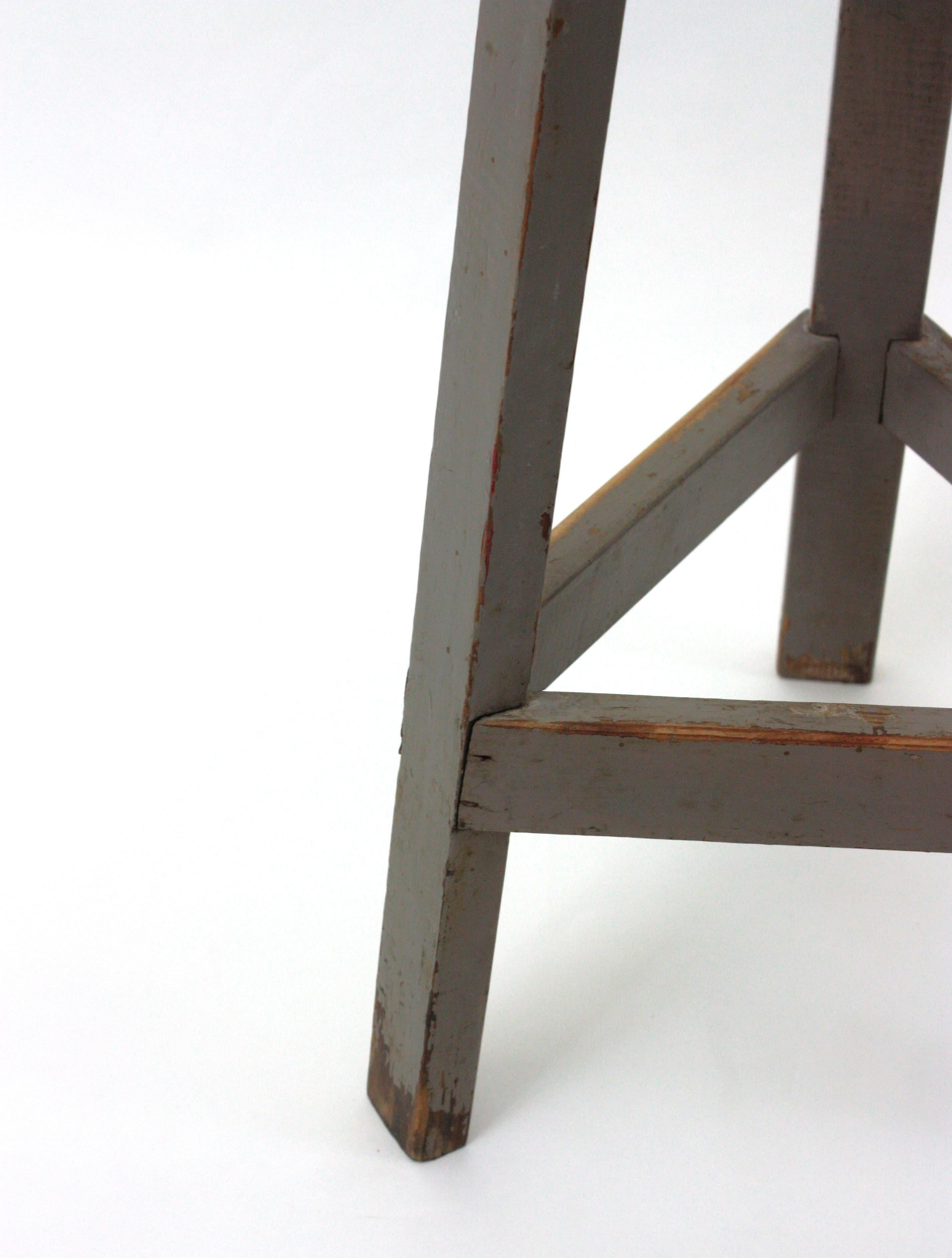 Taburete de taller de madera industrial española en pátina gris, años 40 en venta 2