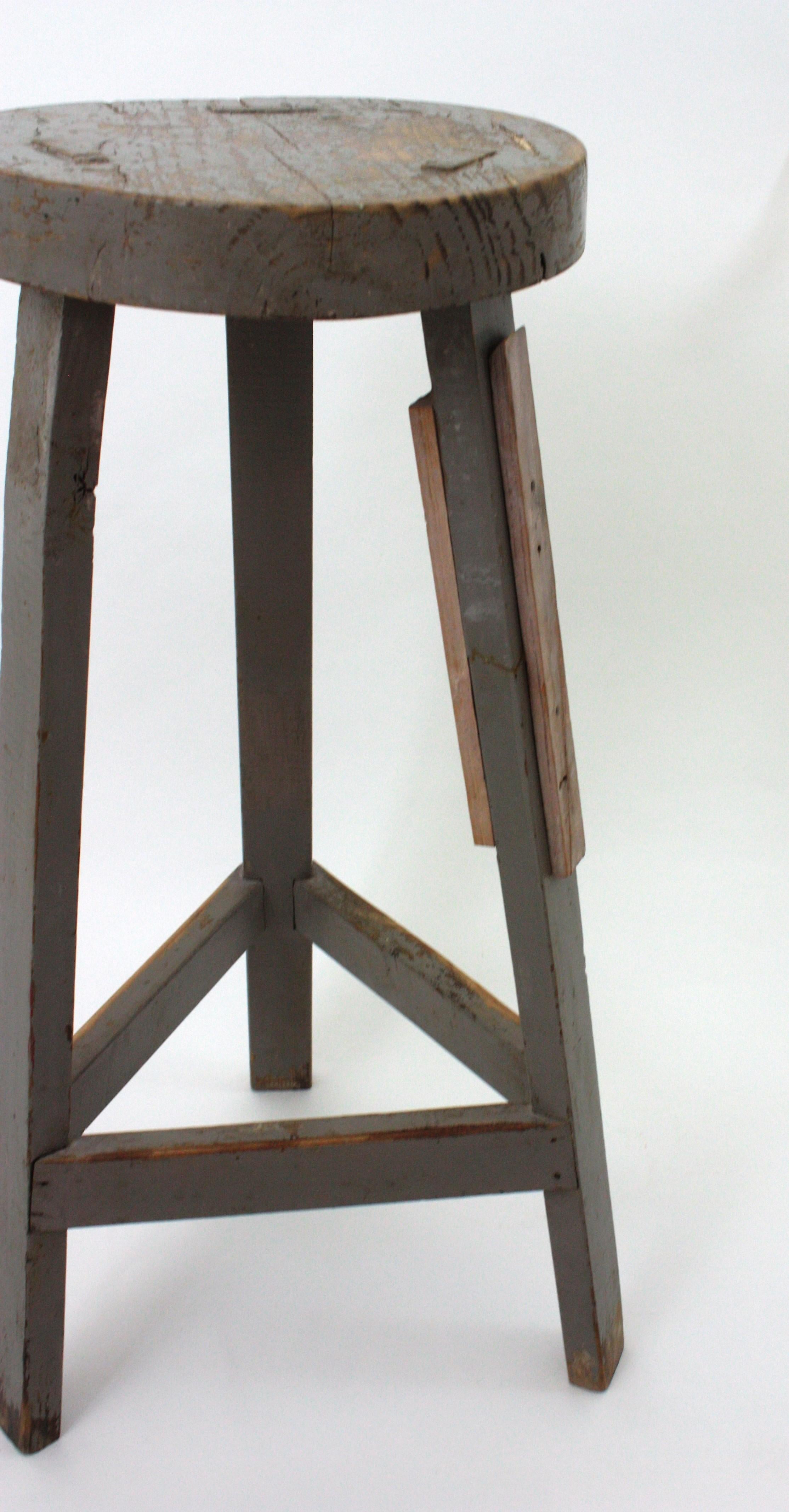 Taburete de taller de madera industrial española en pátina gris, años 40 en venta 3