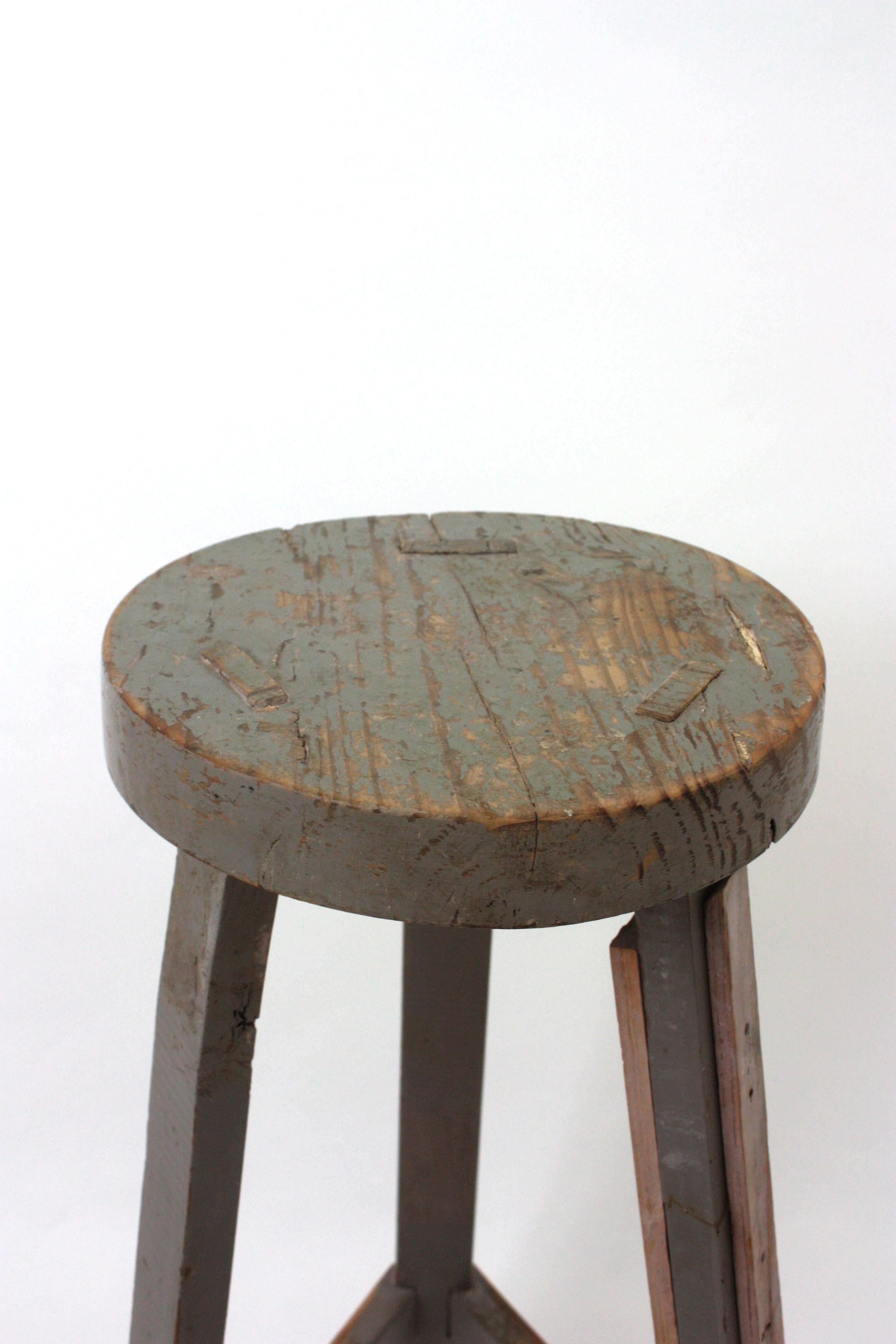 Taburete de taller de madera industrial española en pátina gris, años 40 en venta 4