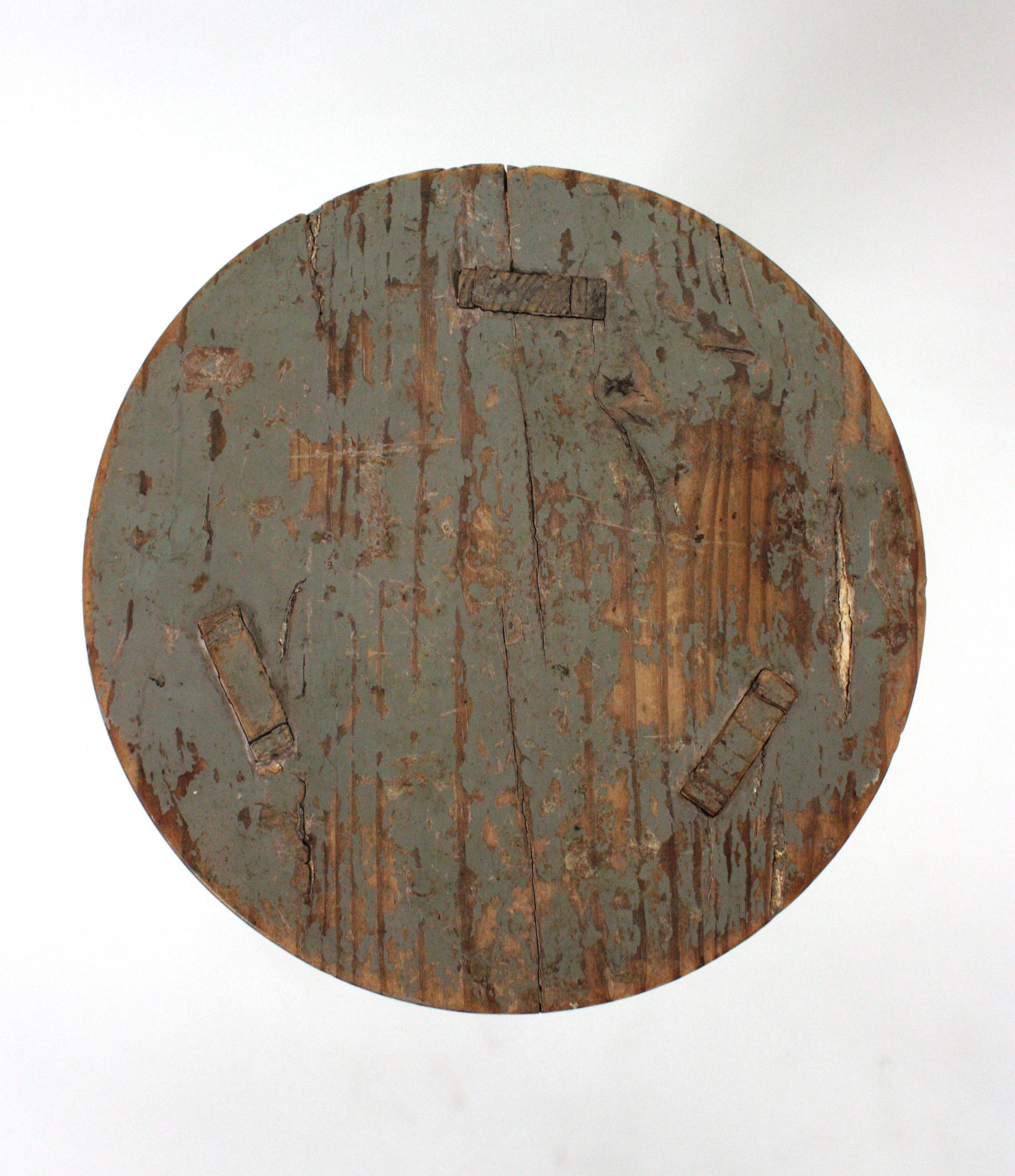 Taburete de taller de madera industrial española en pátina gris, años 40 en venta 5