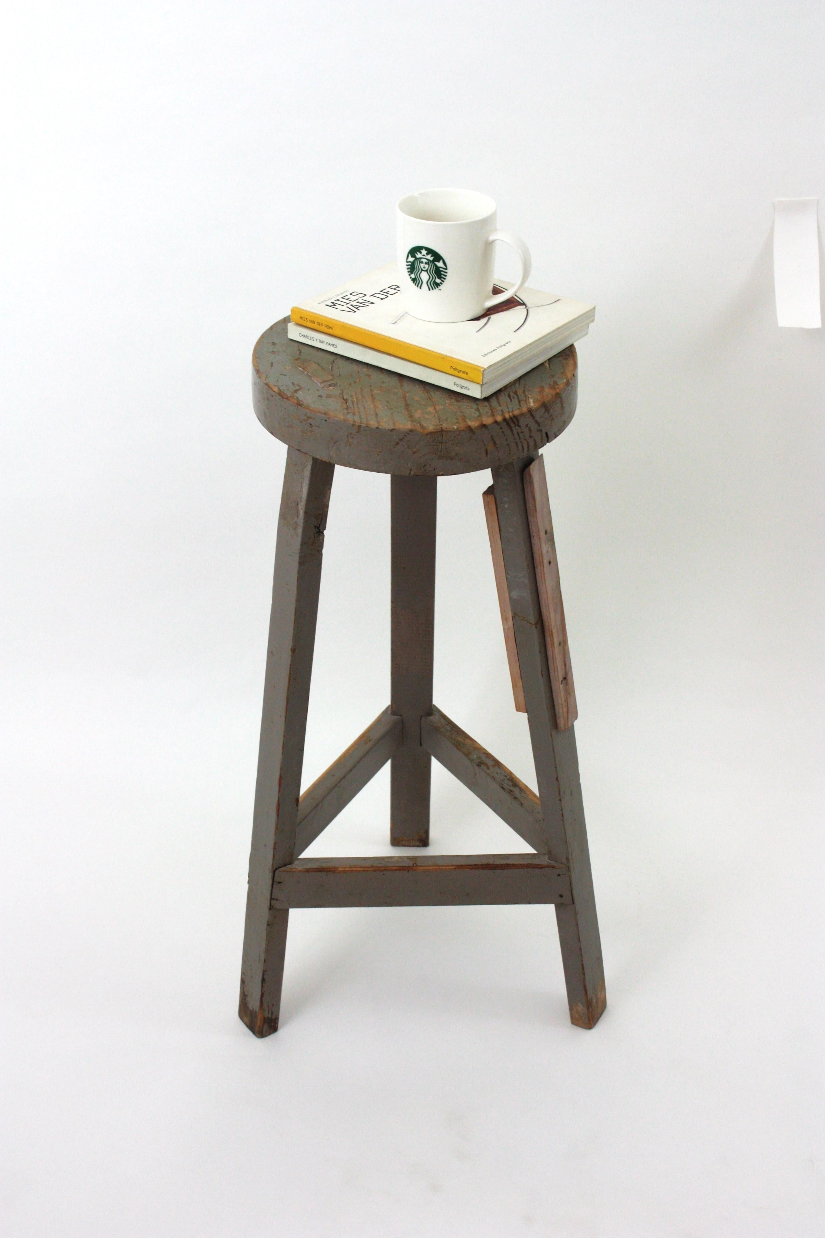 Taburete de taller de madera industrial española en pátina gris, años 40 en venta 6