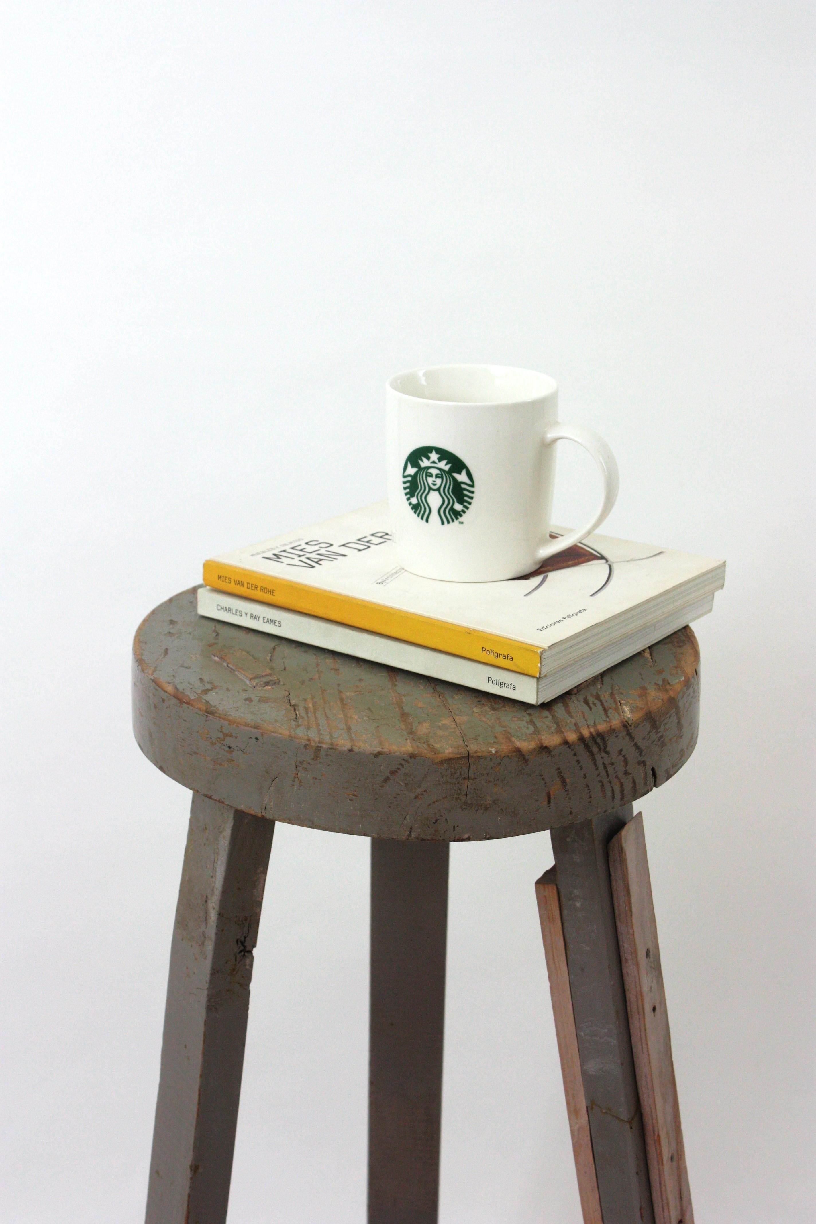 Taburete de taller de madera industrial española en pátina gris, años 40 en venta 7