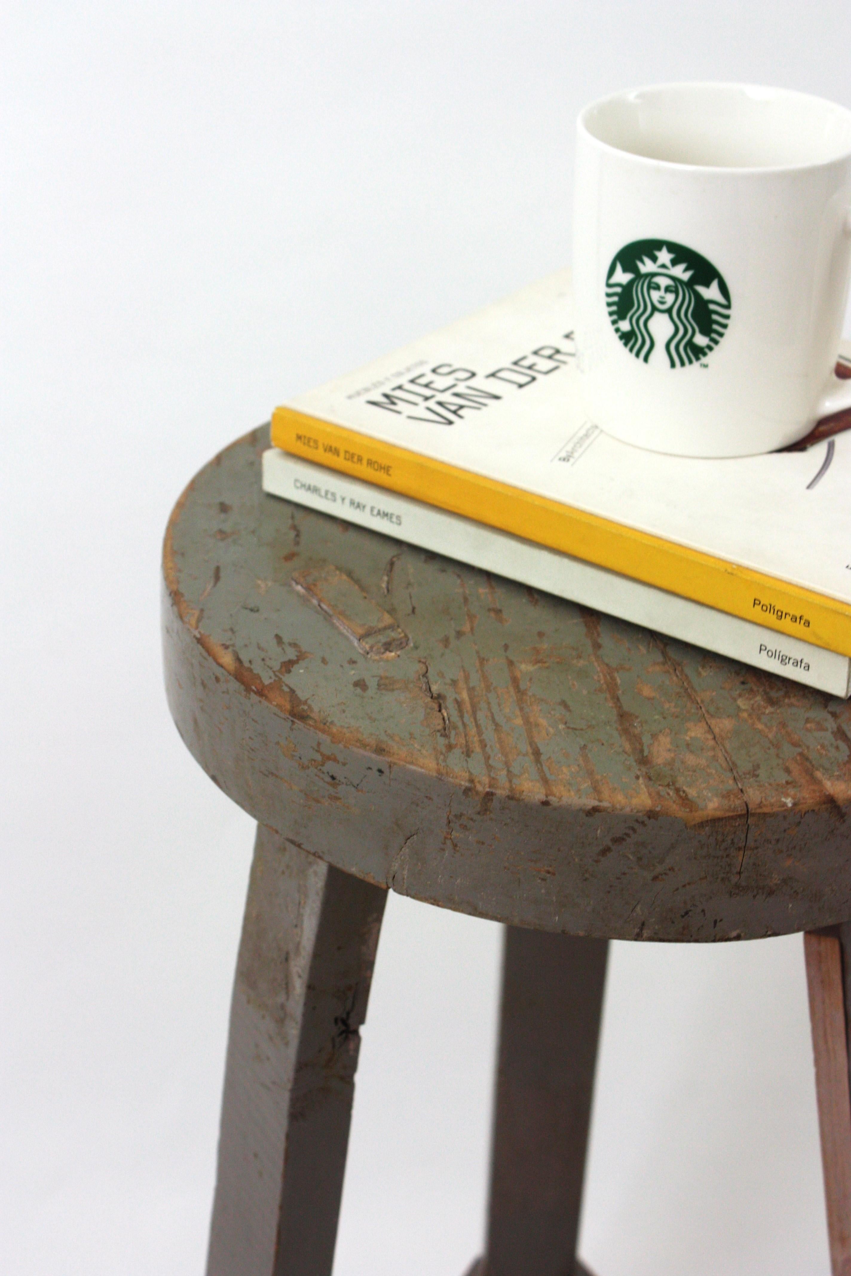 Taburete de taller de madera industrial española en pátina gris, años 40 en venta 8