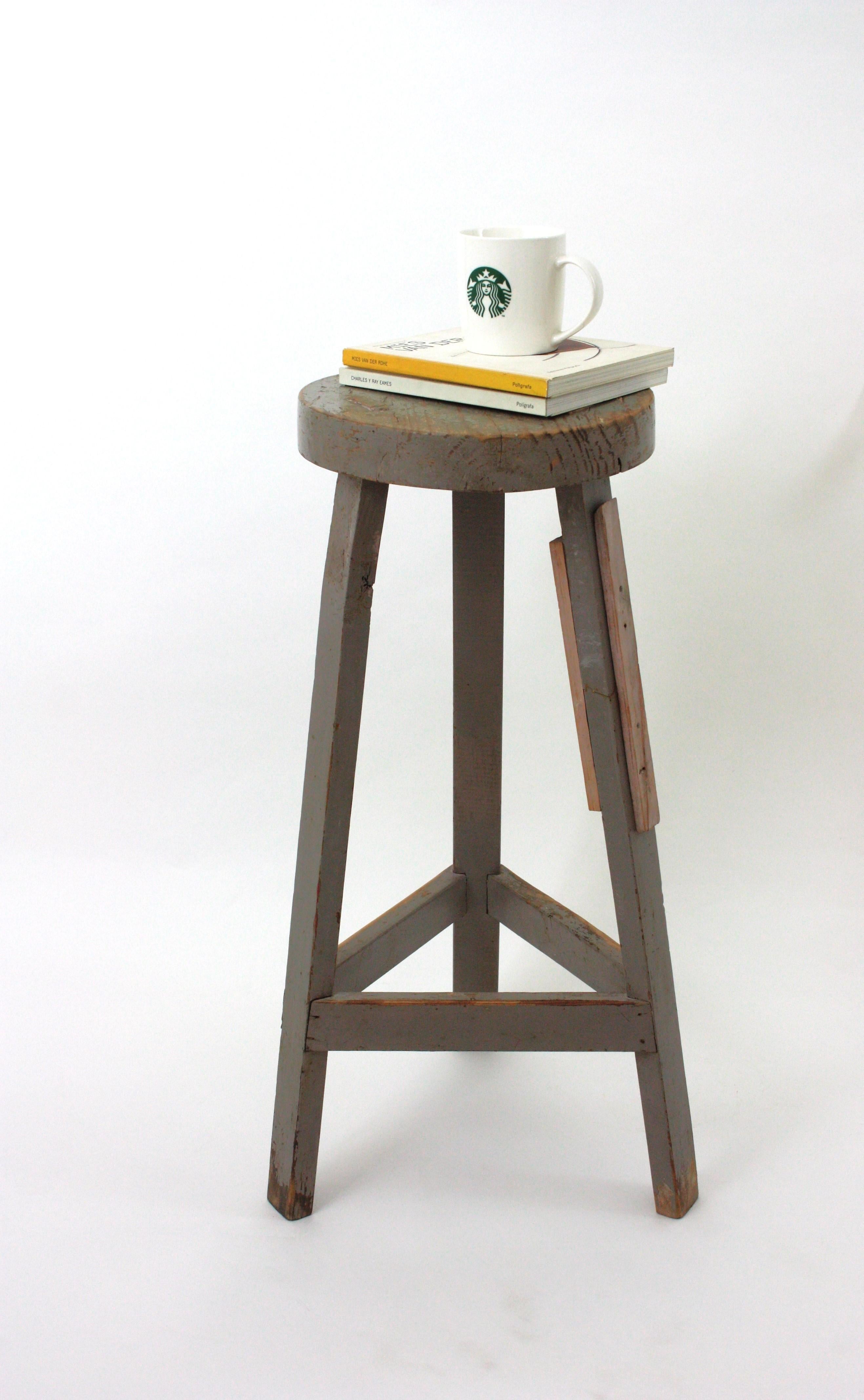 Taburete de taller de madera industrial española en pátina gris, años 40 en venta 9