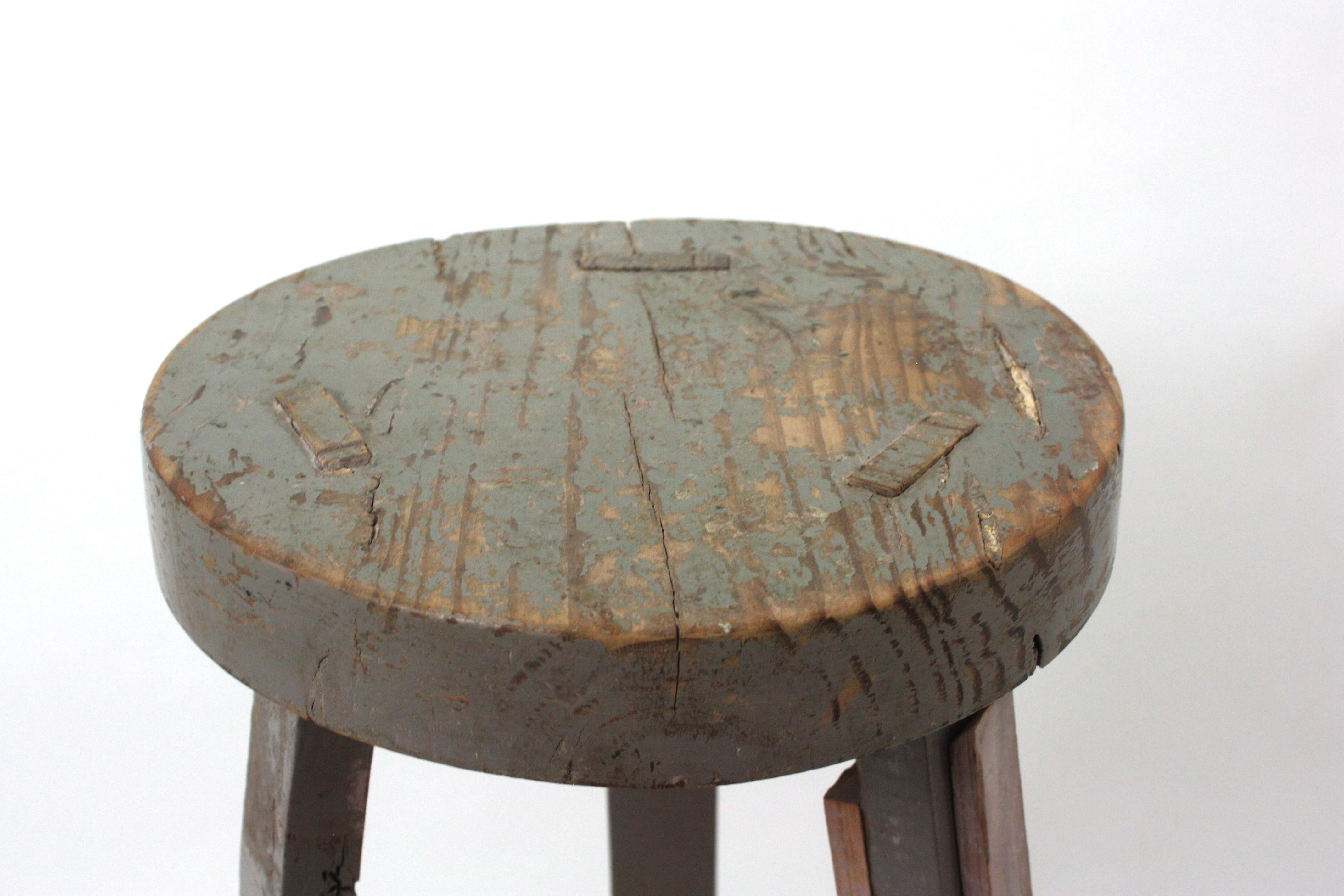 Taburete de taller de madera industrial española en pátina gris, años 40 en venta 10