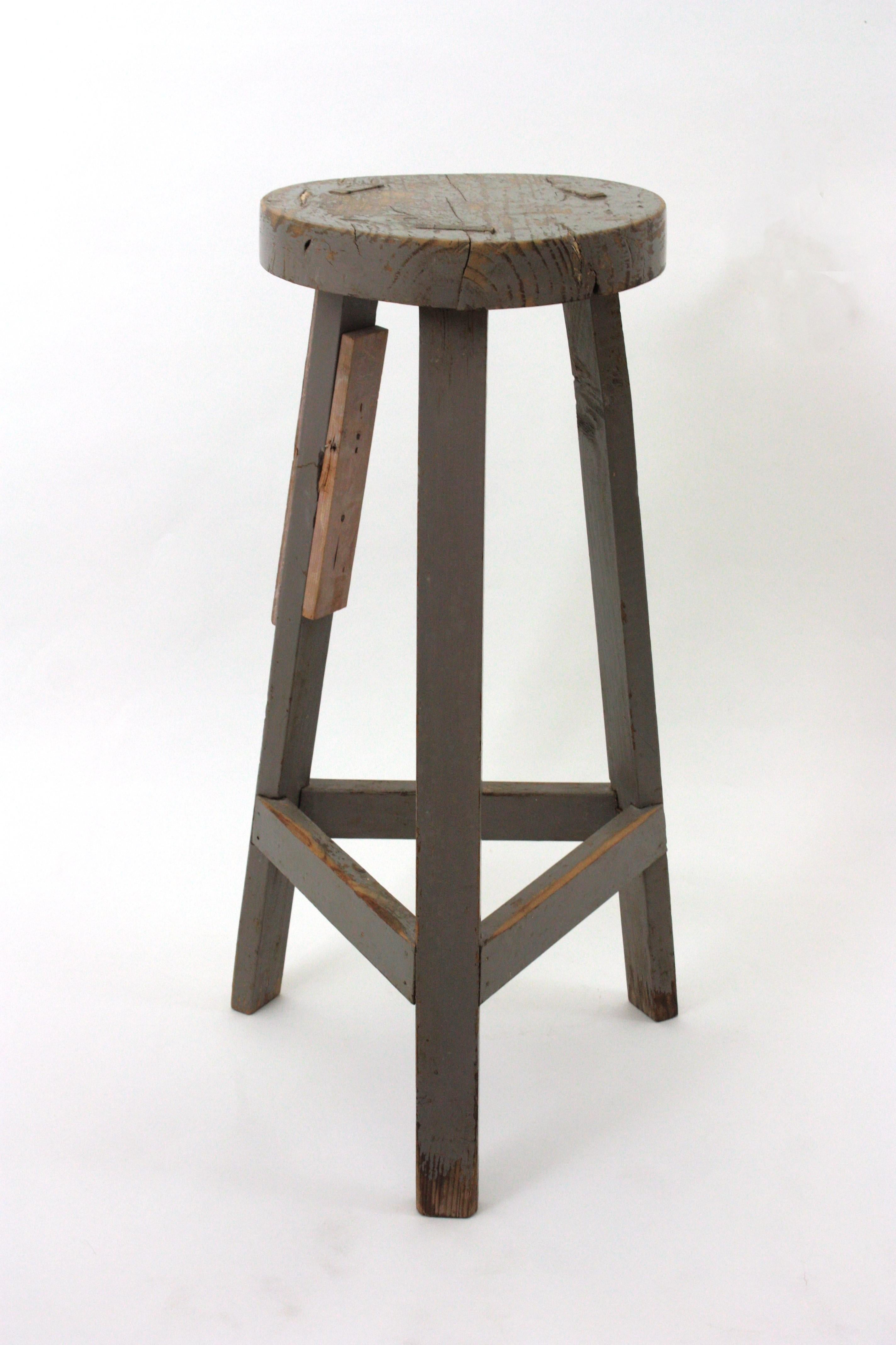 Taburete de taller de madera industrial española en pátina gris, años 40 Español en venta
