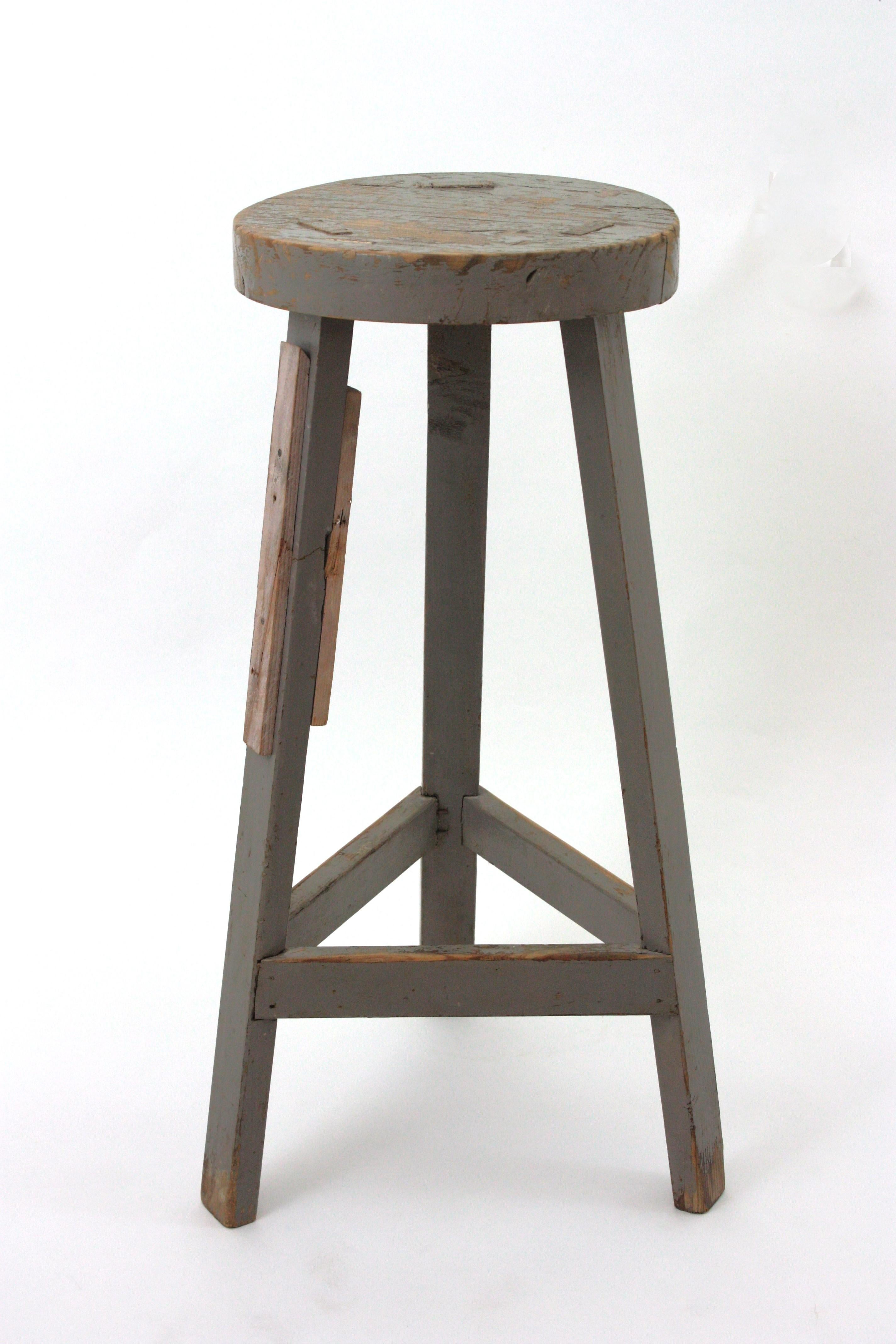 Taburete de taller de madera industrial española en pátina gris, años 40 Hecho a mano en venta