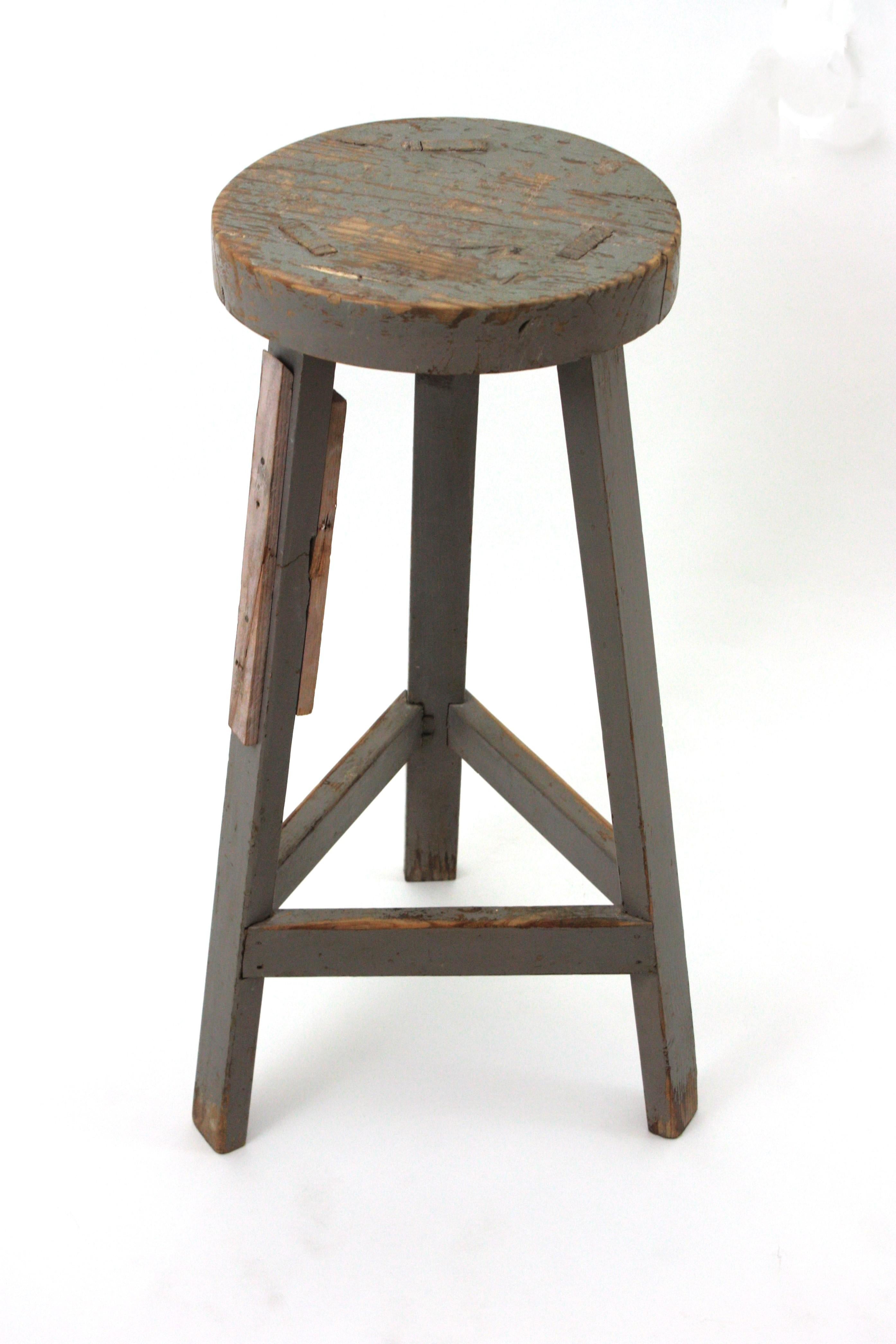 Taburete de taller de madera industrial española en pátina gris, años 40 en Bueno estado para la venta en Barcelona, ES