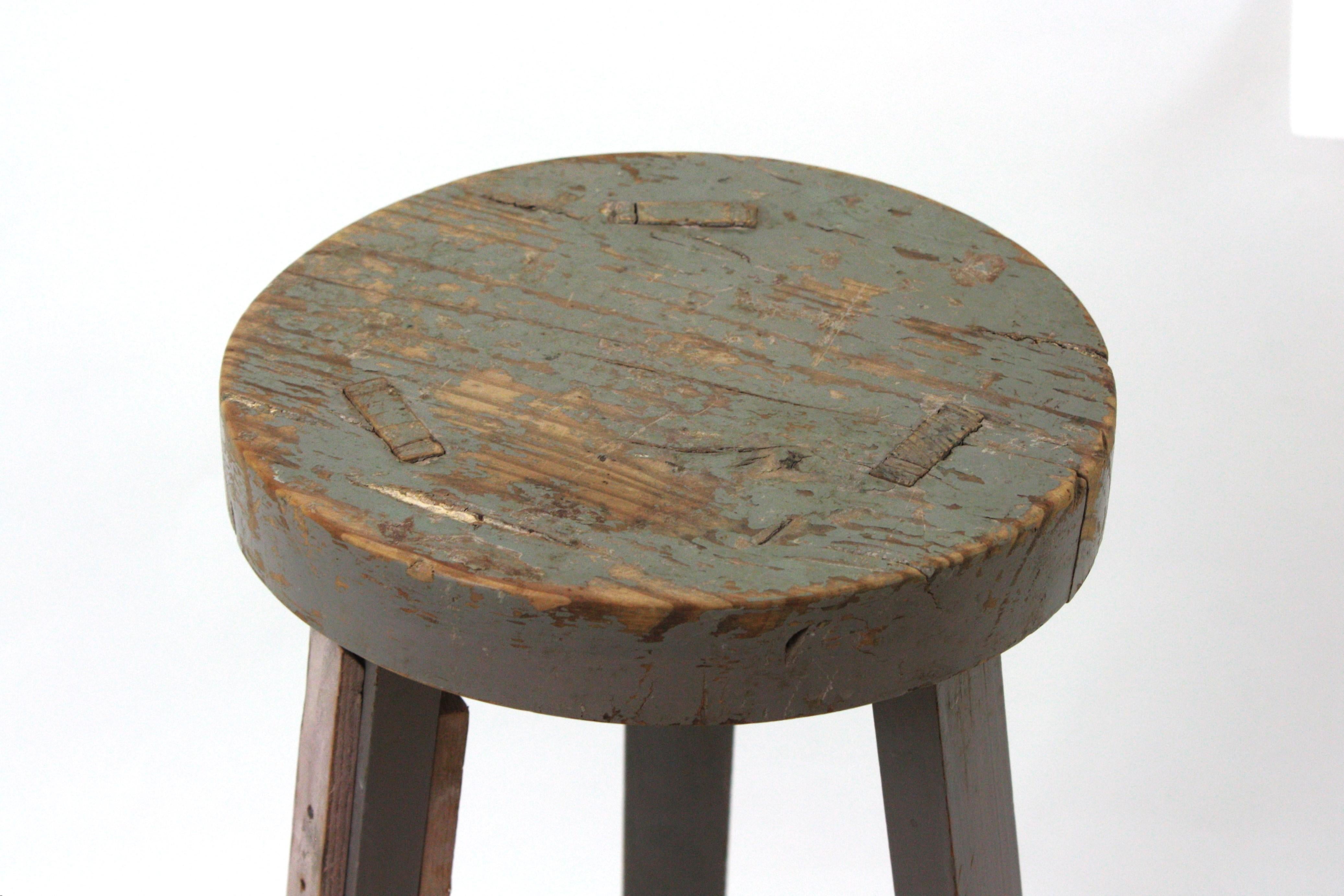 Taburete de taller de madera industrial española en pátina gris, años 40 siglo XX en venta