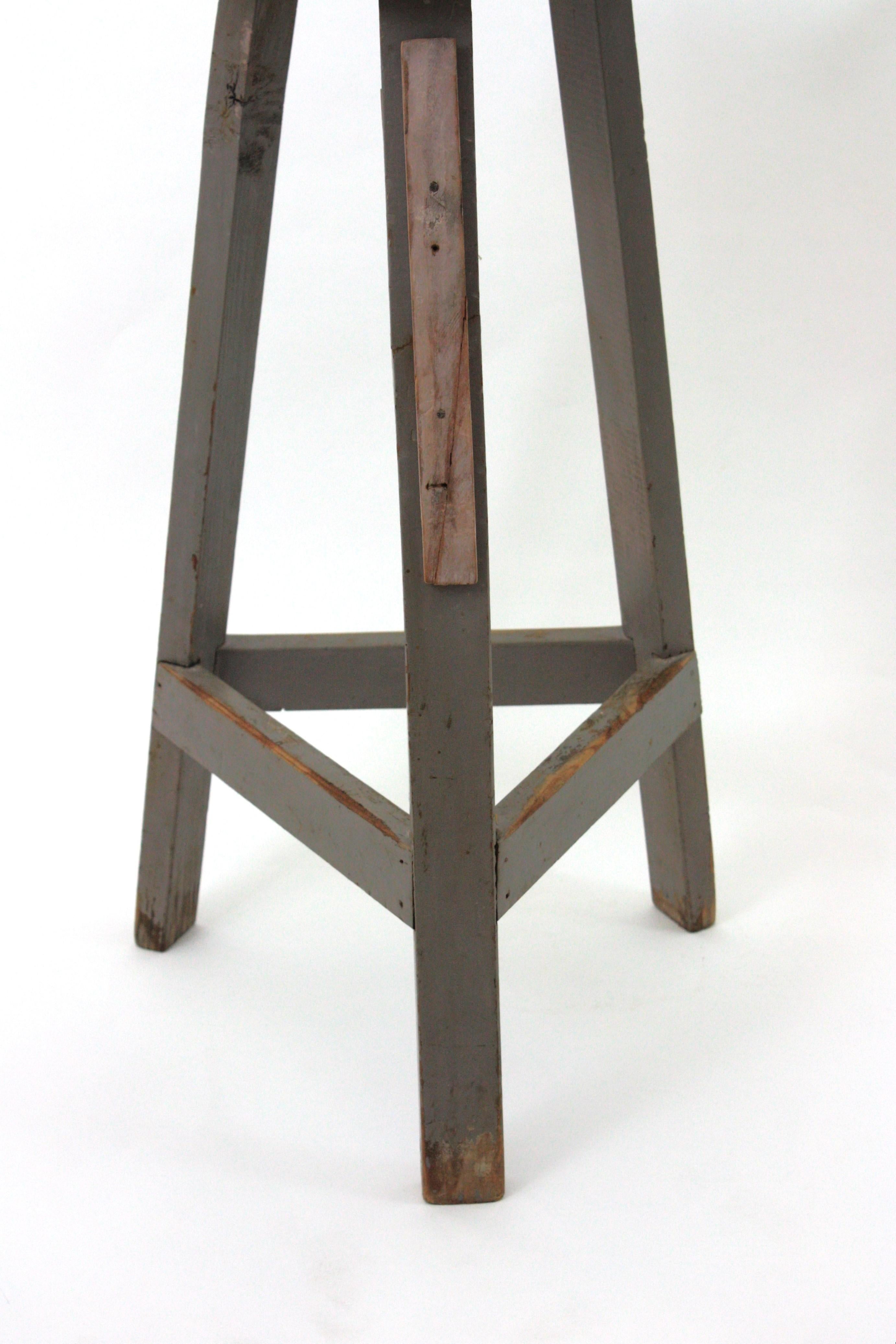 Taburete de taller de madera industrial española en pátina gris, años 40 Madera en venta