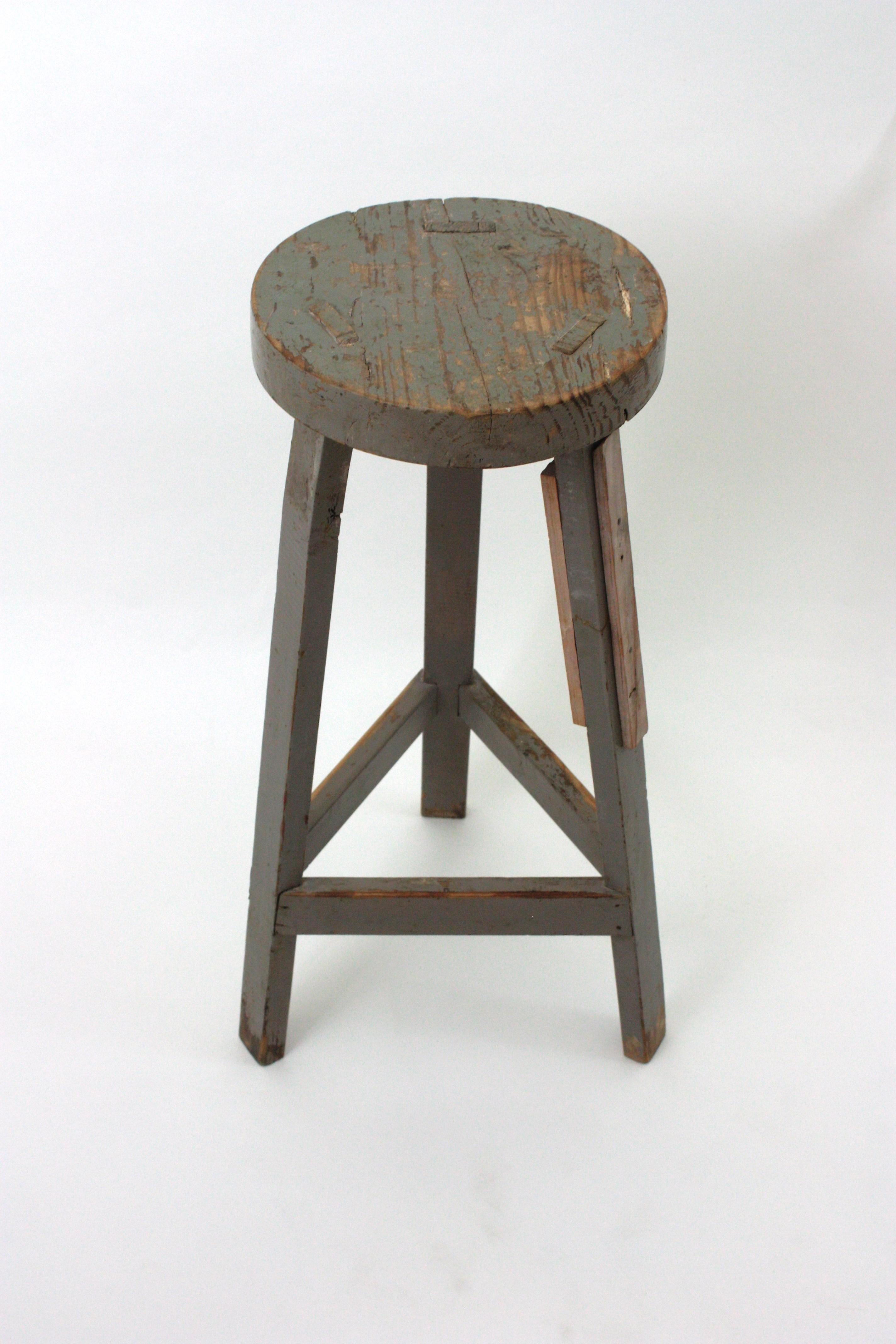 Taburete de taller de madera industrial española en pátina gris, años 40 en venta 1