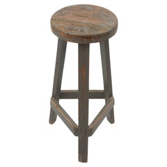 Spanischer industrieller Werkstatt-Holzhocker in grauer Patina, 1940er Jahre