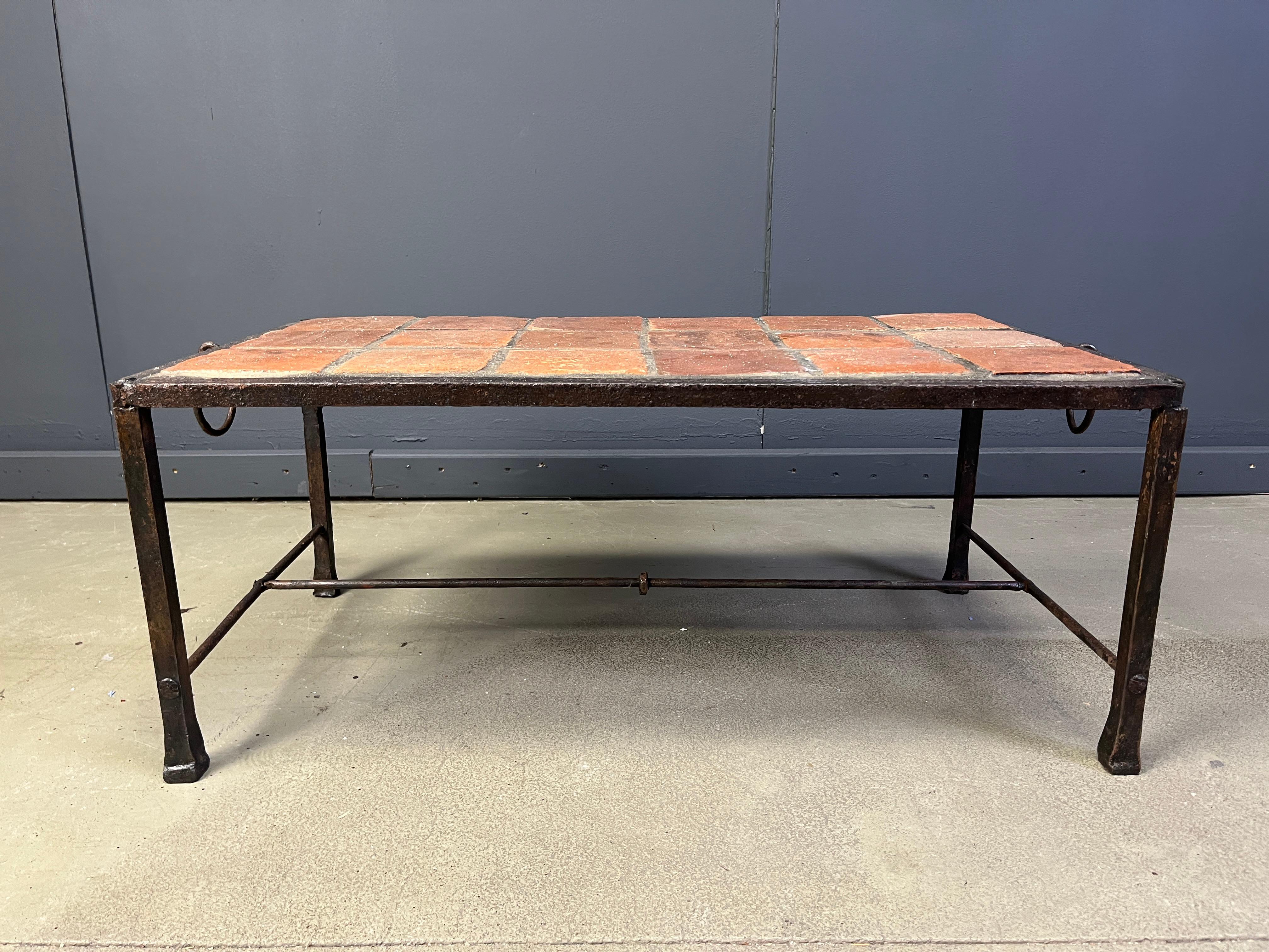 Table basse vintage avec une base de table en fer forgé faite à la main avec des anneaux, et un plateau de table en carreaux de céramique.

Belle pièce rustique, bien patinée.

Nous estimons que cette pièce date des années 1950 - Espagne.

Très bon