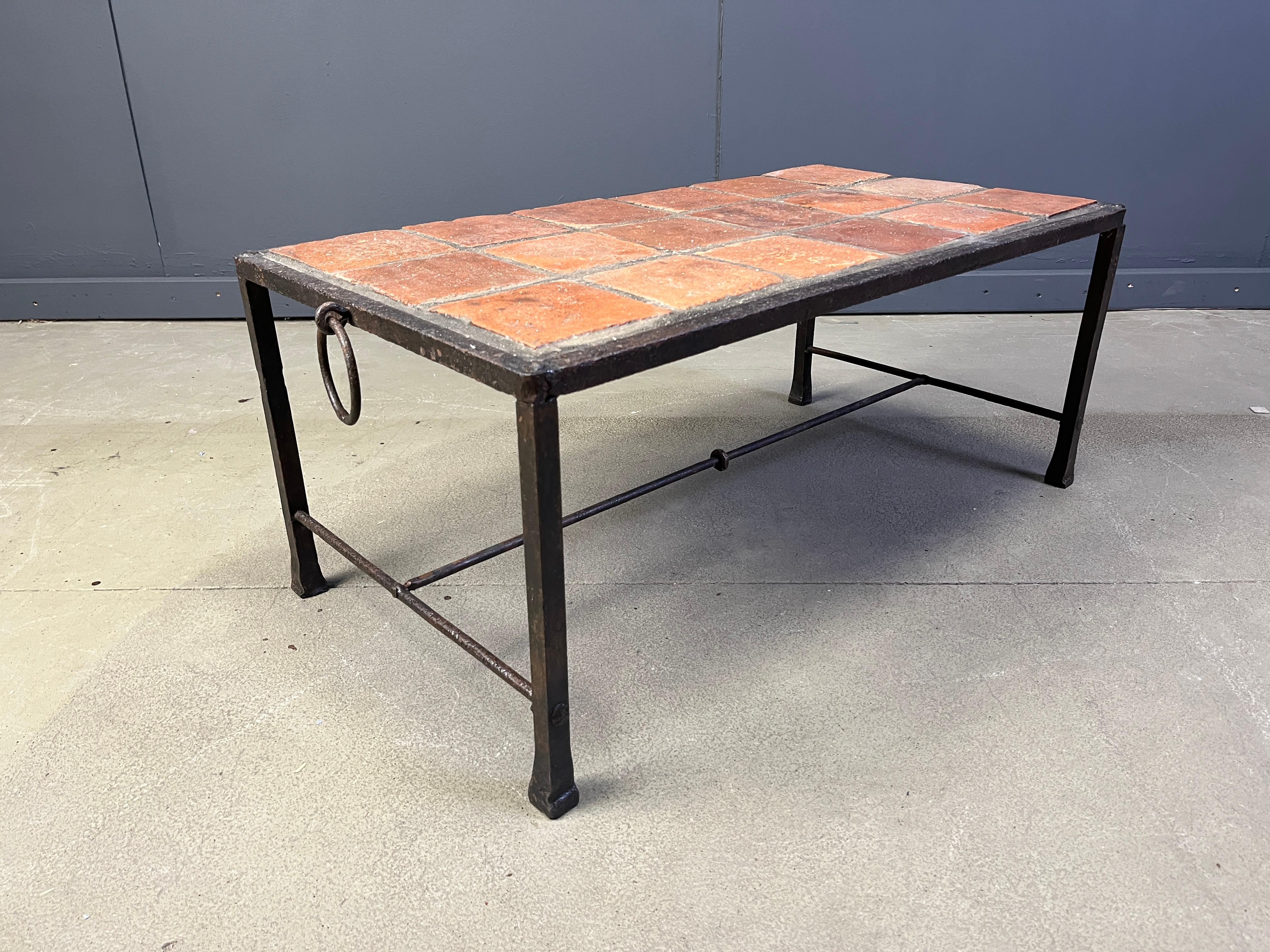 Espagnol Table basse espagnole en fer et carreaux de céramique, années 1950 en vente