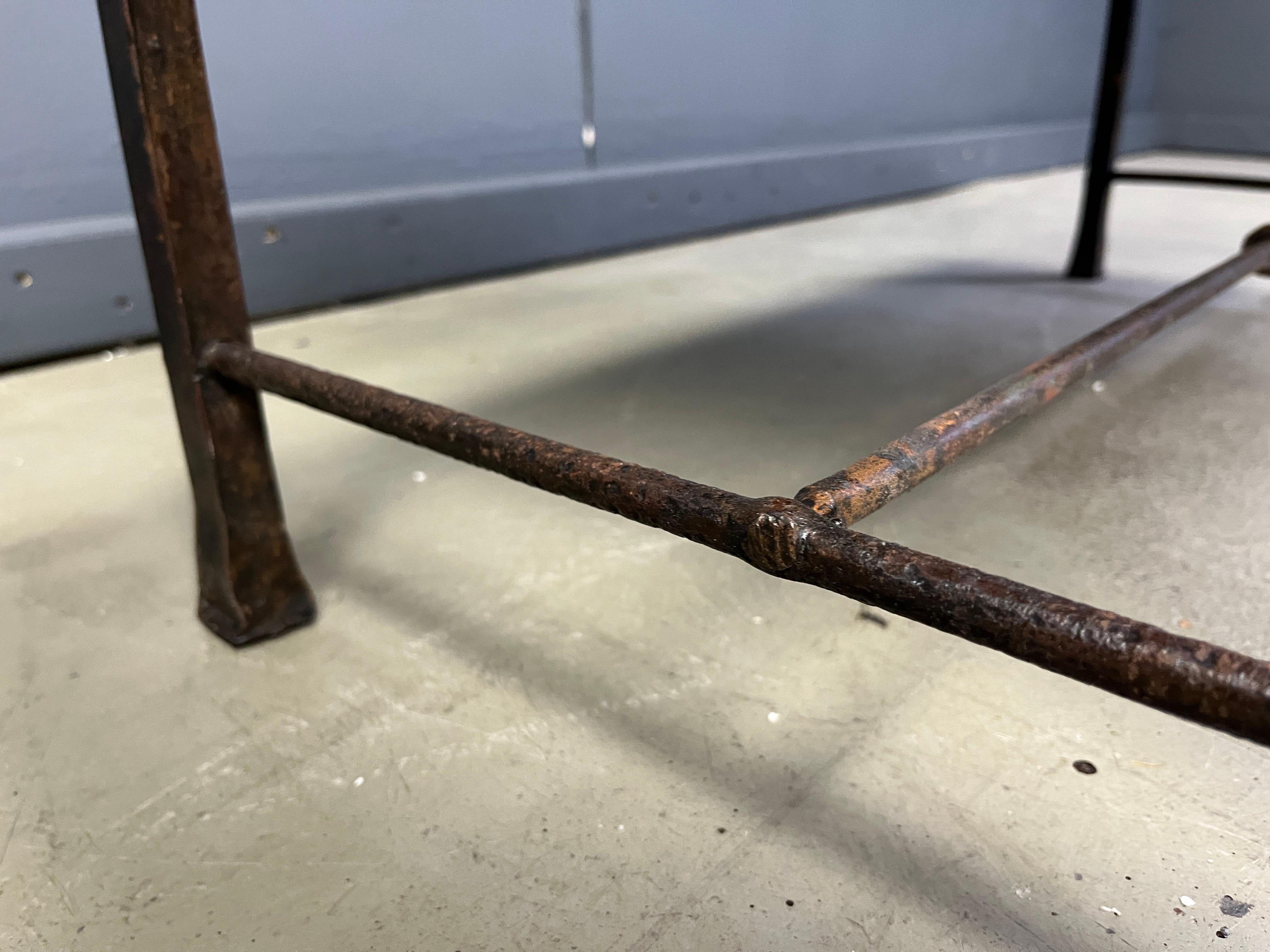 Table basse espagnole en fer et carreaux de céramique, années 1950 Bon état - En vente à Leuven, Vlaams Gewest