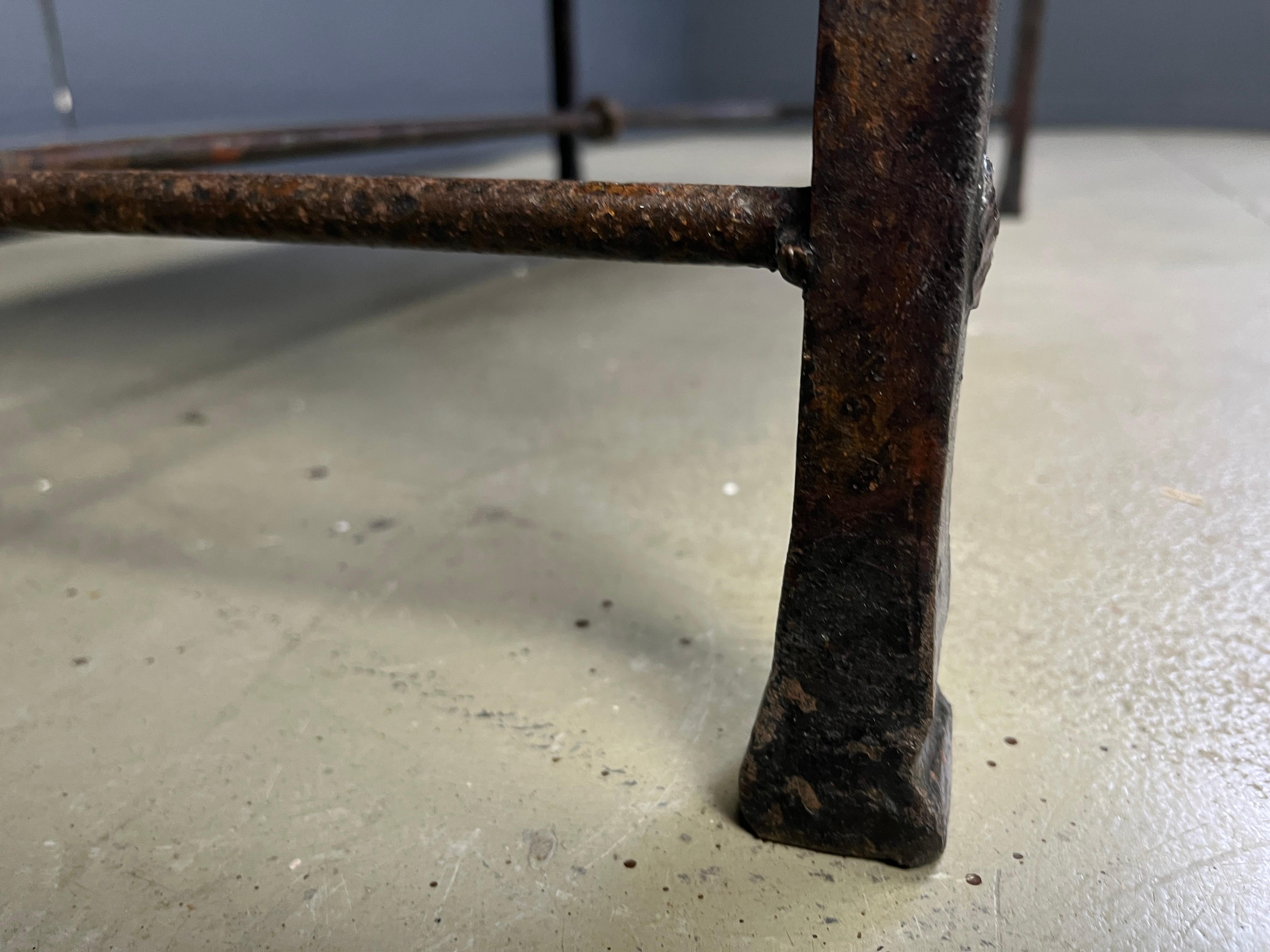 Milieu du XXe siècle Table basse espagnole en fer et carreaux de céramique, années 1950 en vente