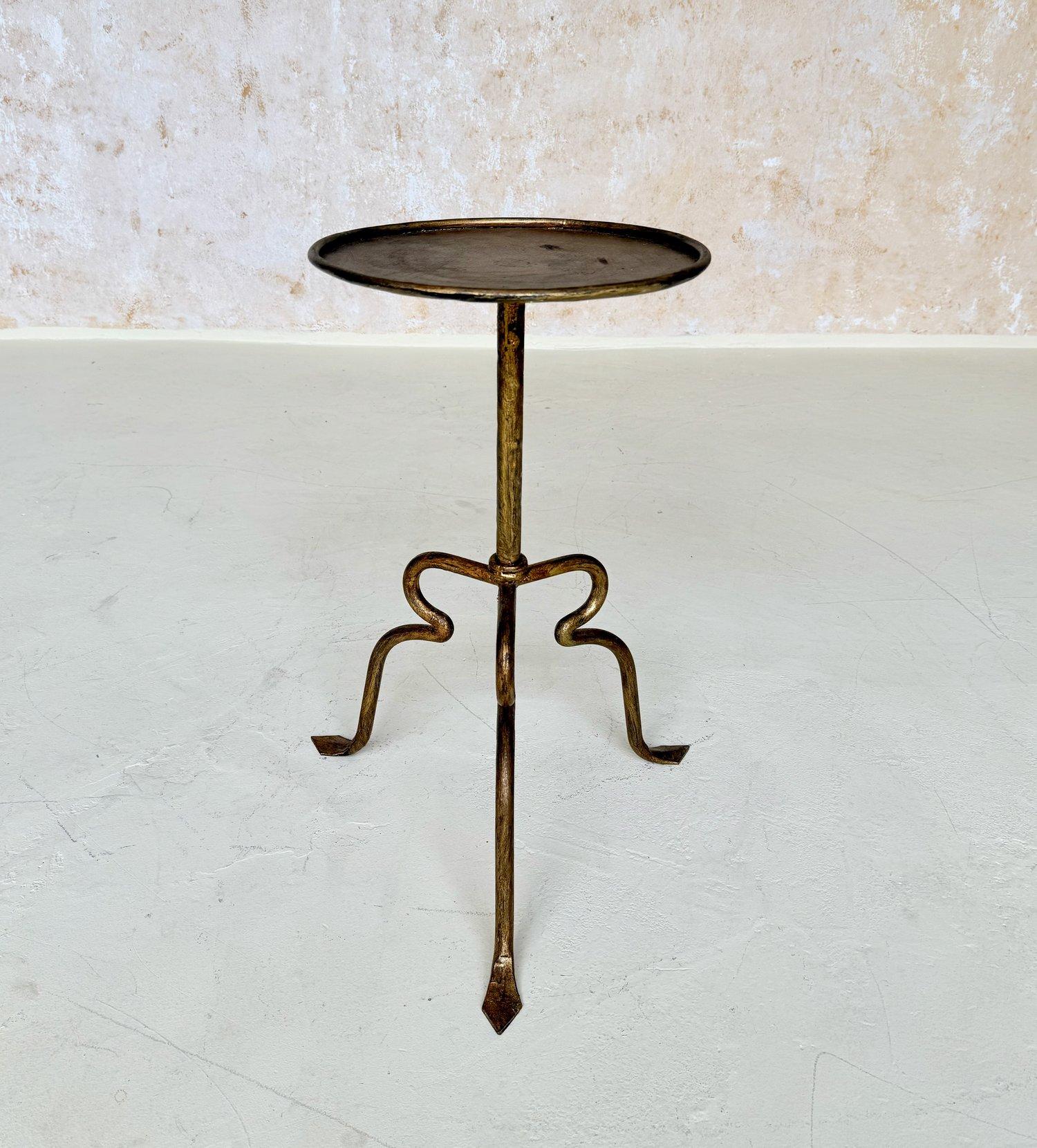 Table d'appoint ou à boissons de fabrication espagnole récente, de petite taille, sur une base tripode surélevée et gracieusement incurvée, avec des pieds pointus.

Inspirée d'un design favori du milieu du siècle dernier, cette charmante table à