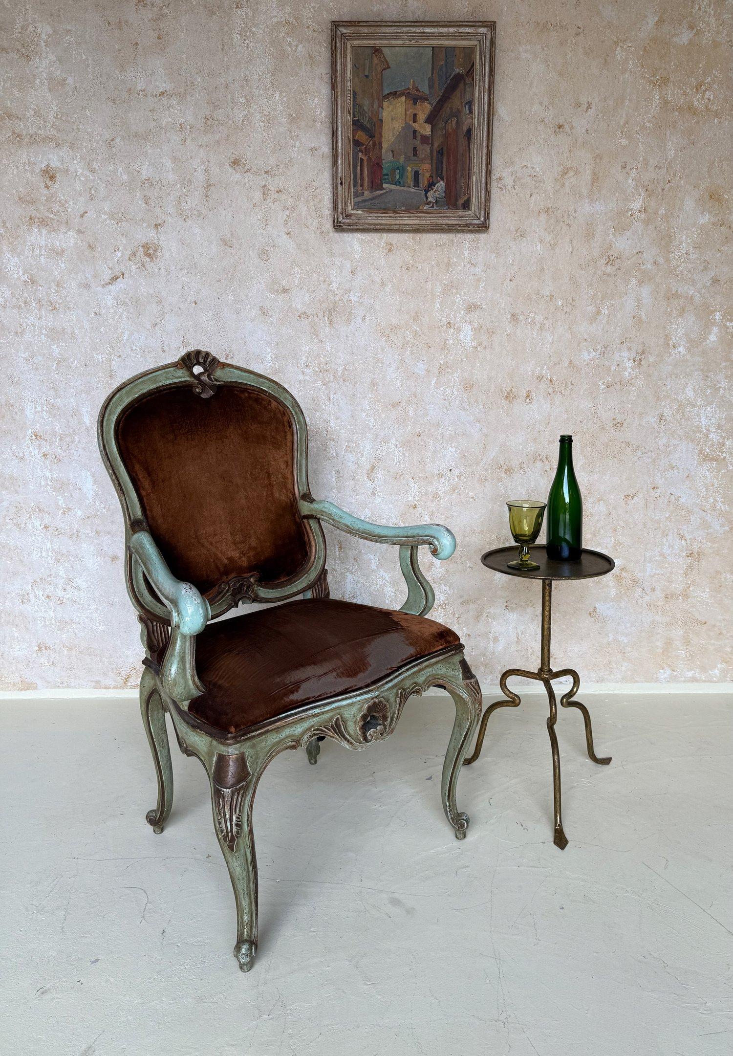 Art nouveau Table à boissons espagnole en fer sur une base tripode incurvée et surélevée